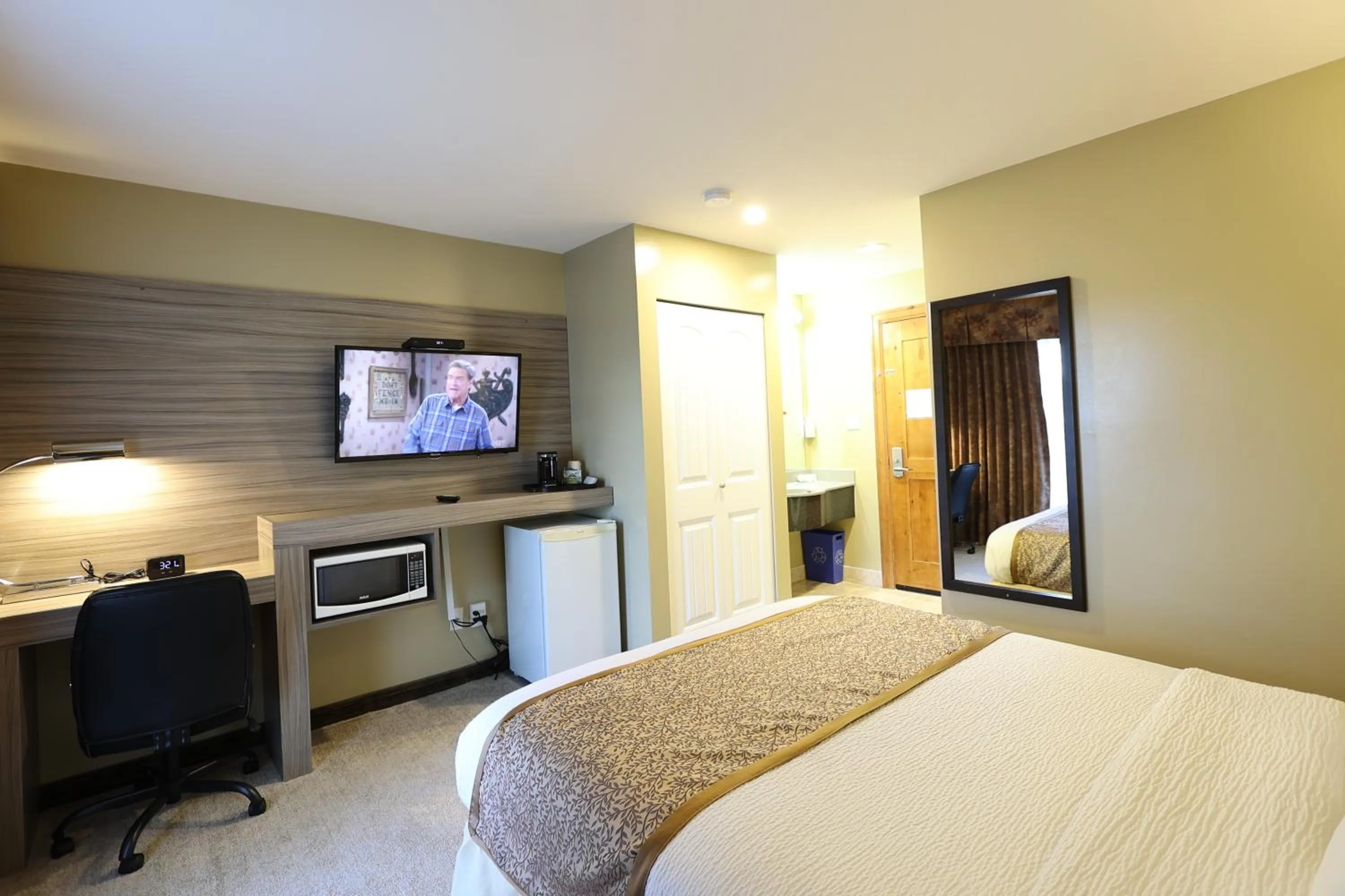 Photo of the whole room, Bed in Days Inn by Wyndham Surrey