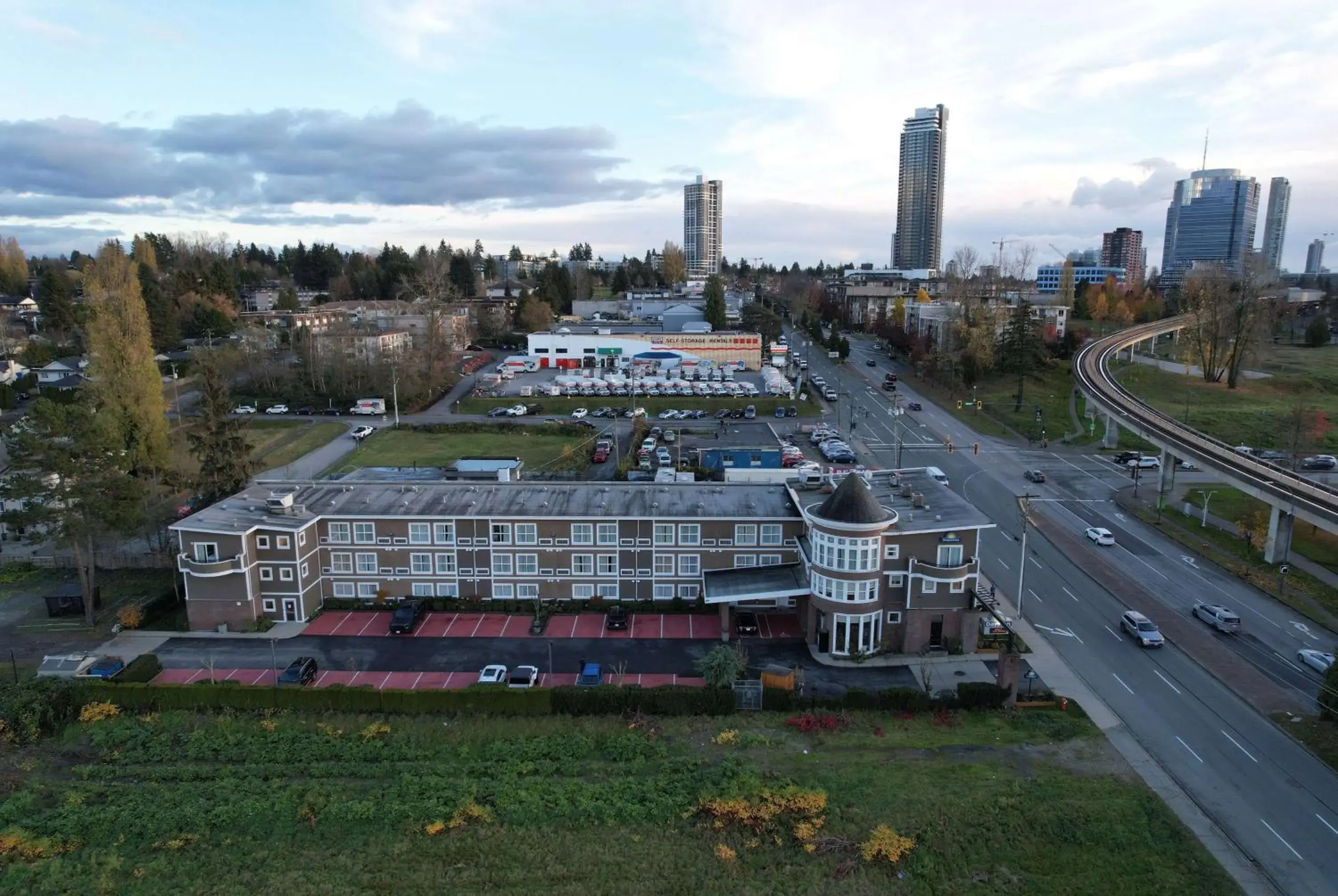 Property building in Days Inn by Wyndham Surrey Property building in Days Inn by Wyndham Surrey