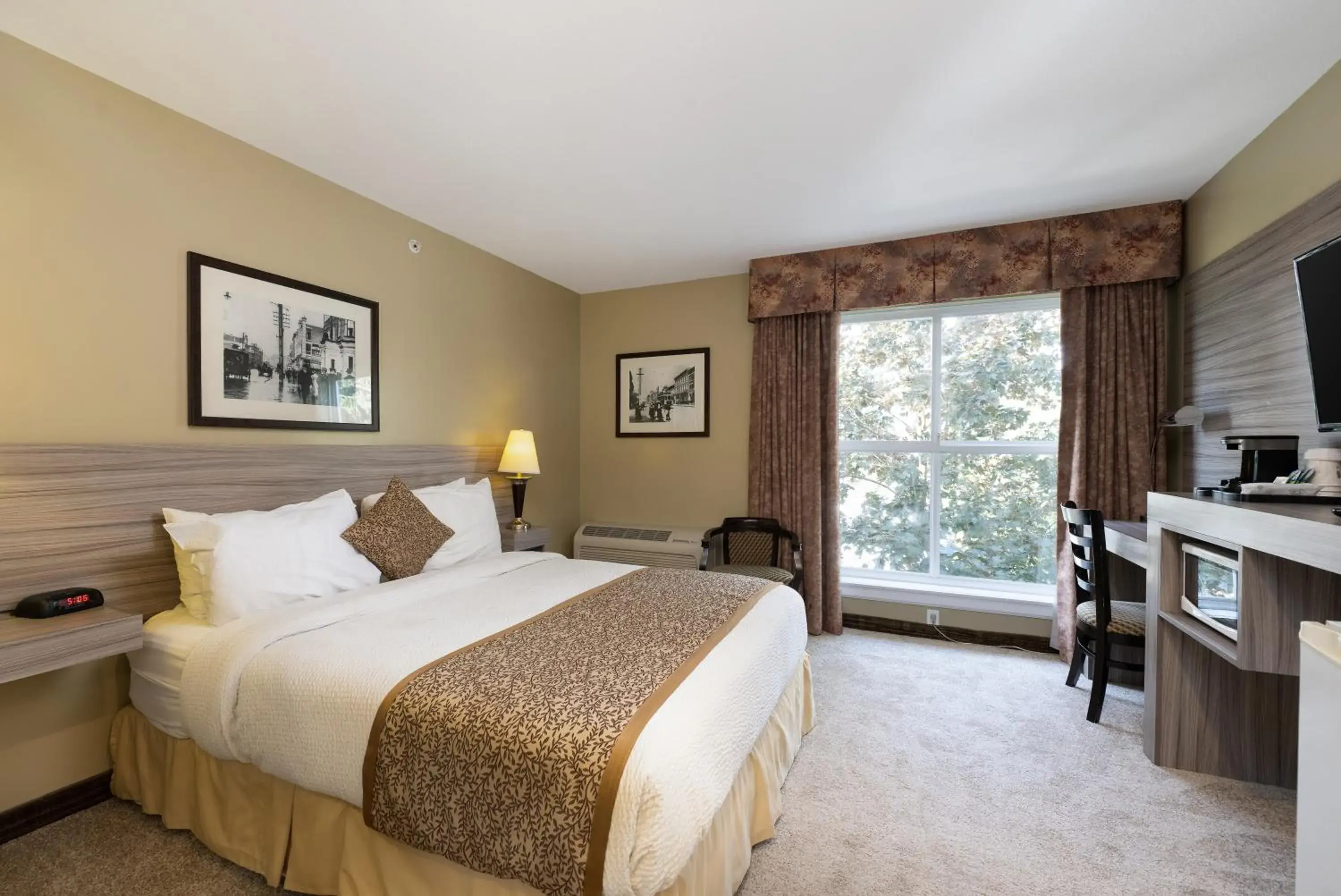 Bedroom, Bed in Days Inn by Wyndham Surrey Bedroom, Bed in Days Inn by Wyndham Surrey