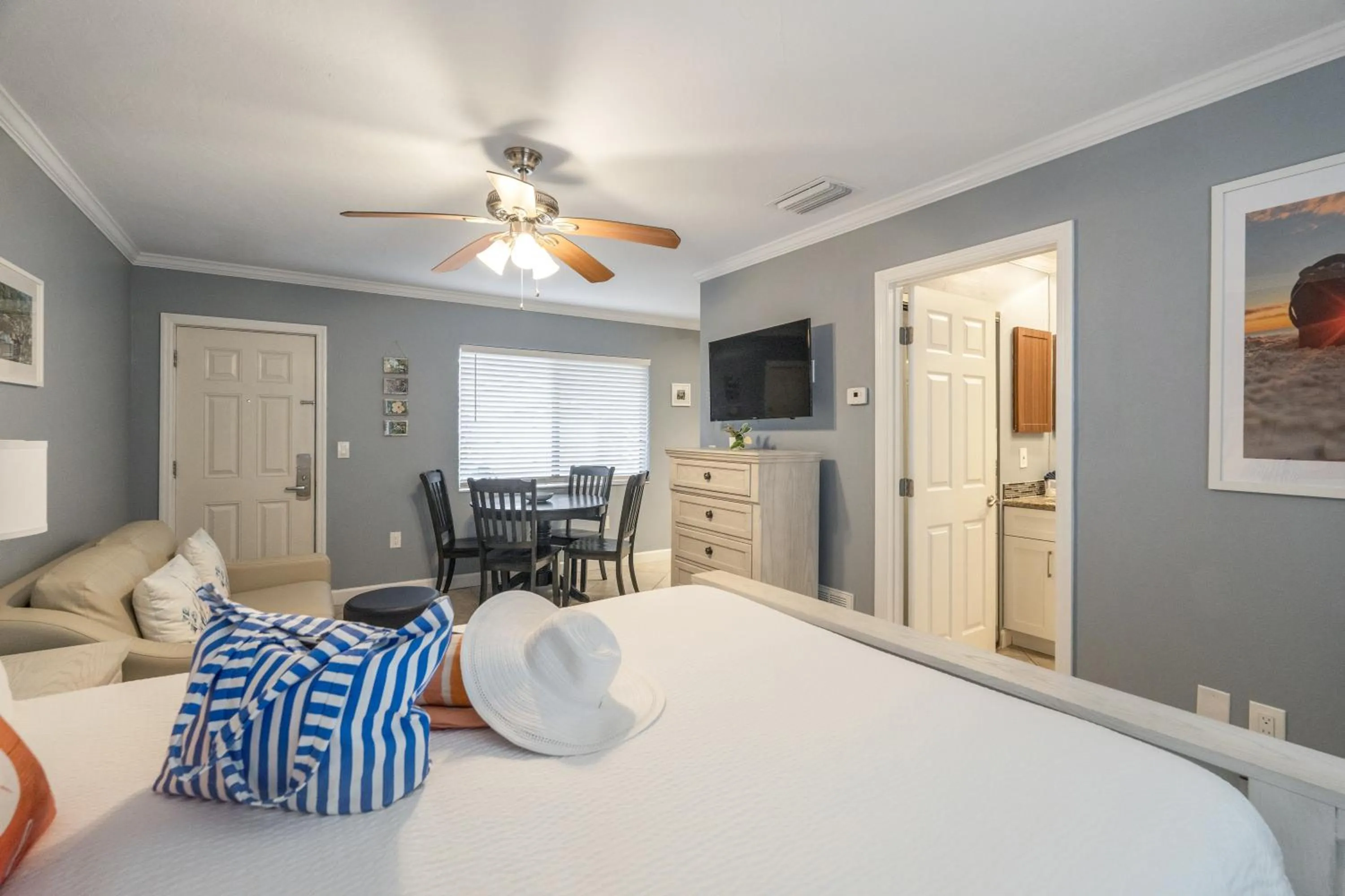 Bed in Tropical Beach Resorts - Sarasota