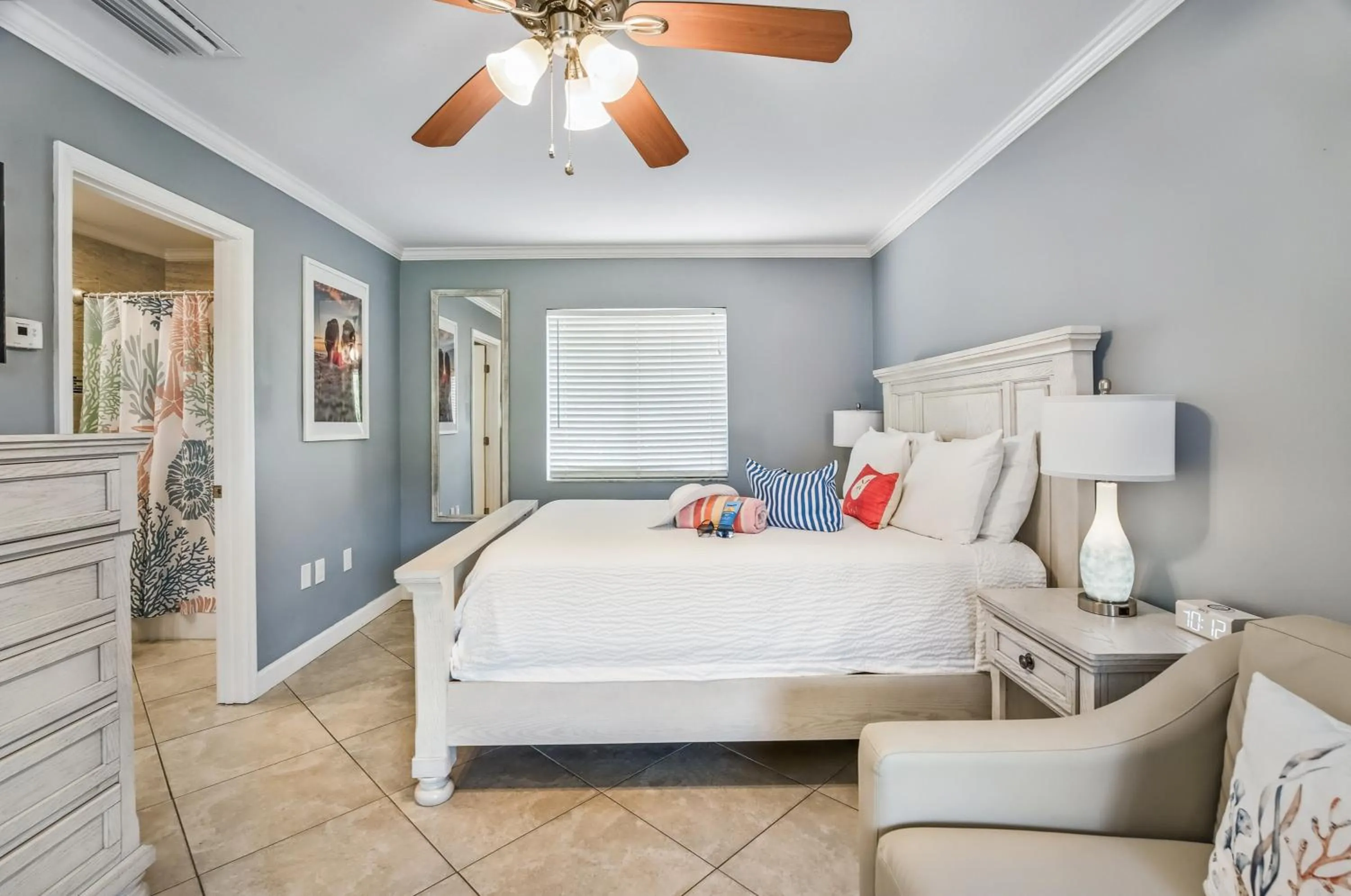 Bed in Tropical Beach Resorts - Sarasota