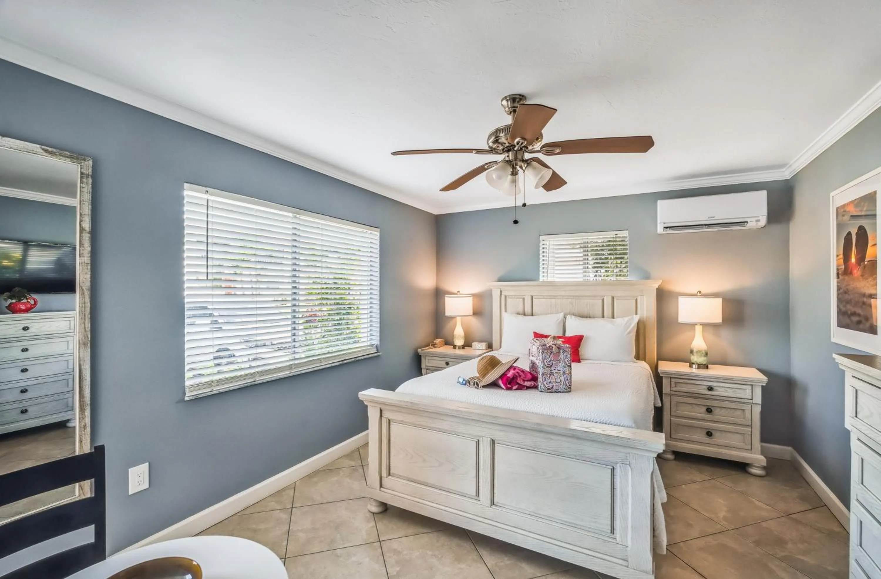 Bedroom, Bed in Tropical Beach Resorts - Sarasota