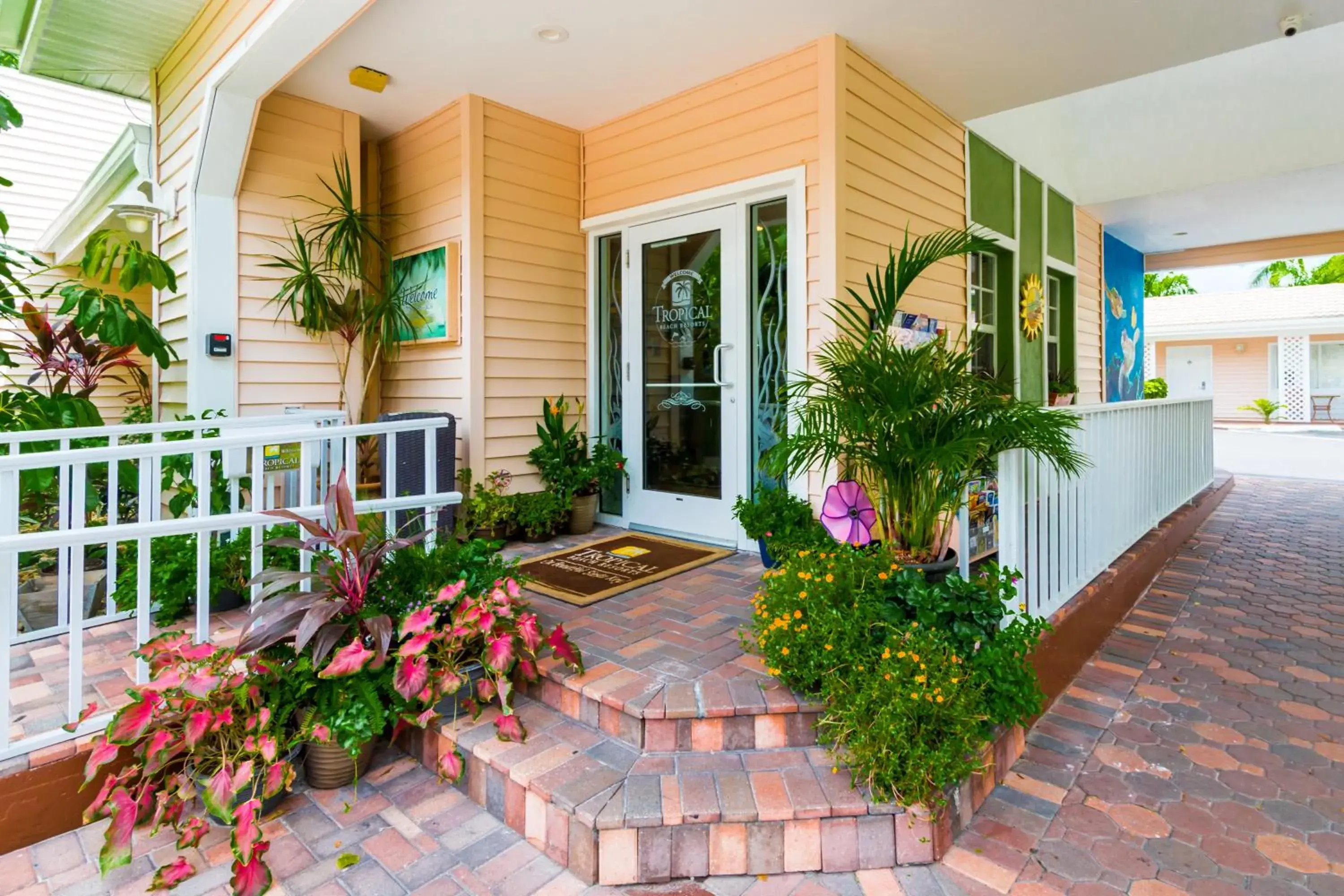 Facade/entrance in Tropical Beach Resorts - Sarasota Facade/entrance in Tropical Beach Resorts - Sarasota