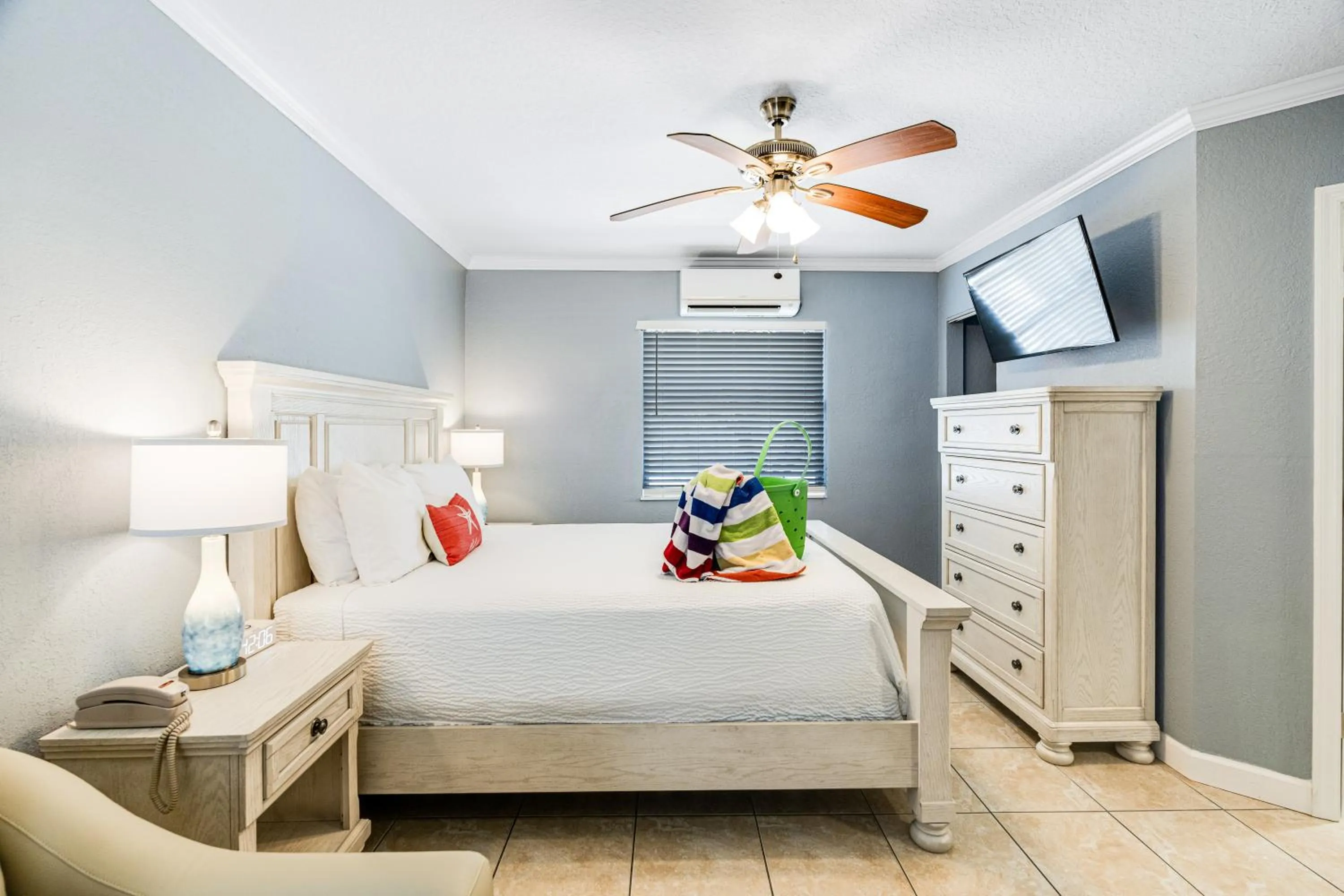 Bed in Tropical Beach Resorts - Sarasota