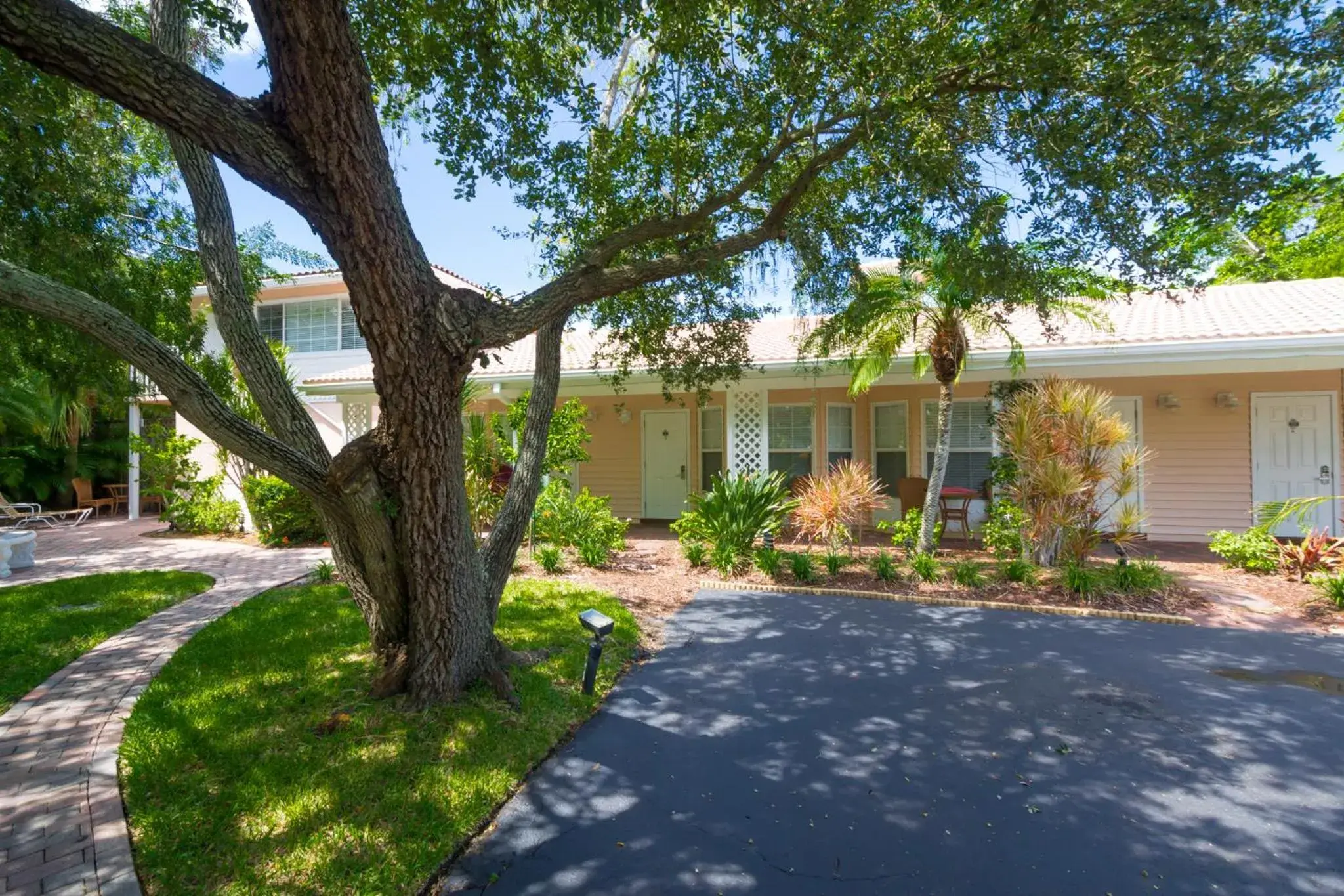 Property building in Tropical Beach Resorts - Sarasota Property building in Tropical Beach Resorts - Sarasota