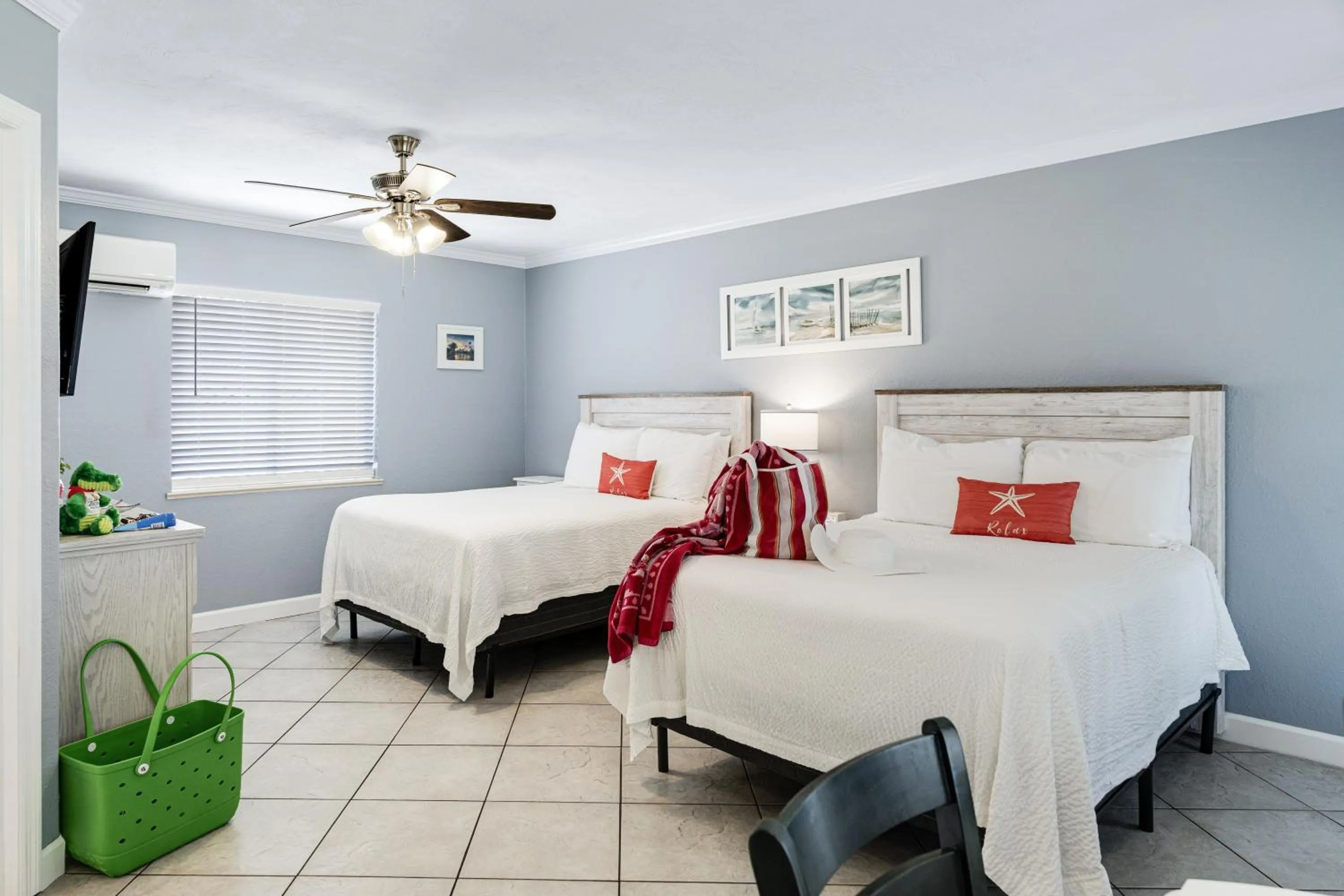 Bed in Tropical Beach Resorts - Sarasota