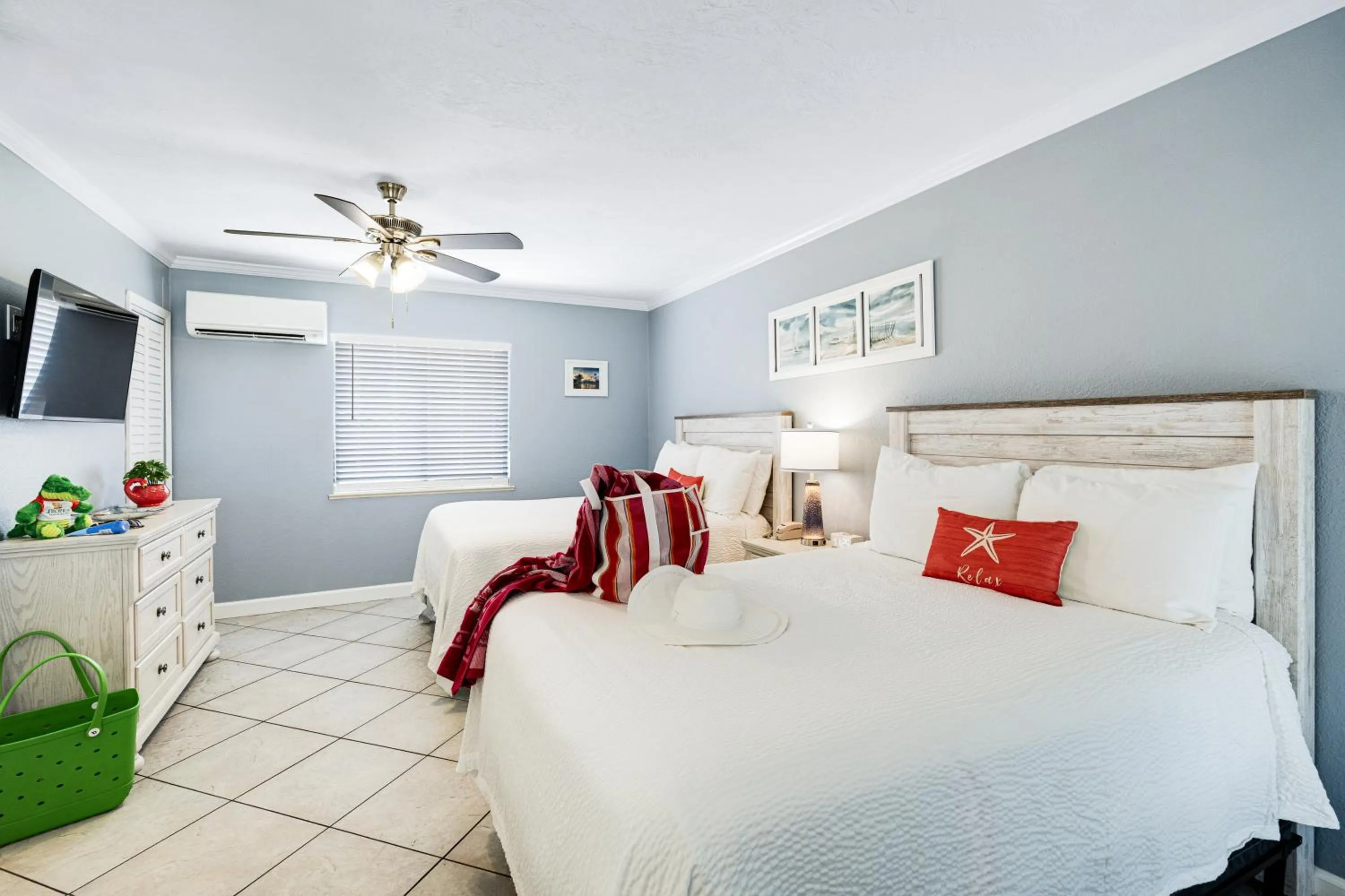 Bed in Tropical Beach Resorts - Sarasota