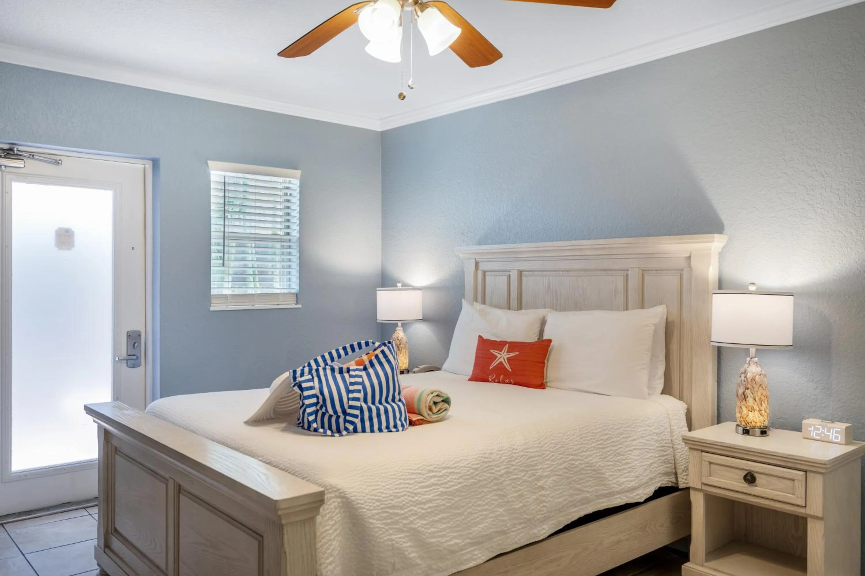 Bed in Tropical Beach Resorts - Sarasota