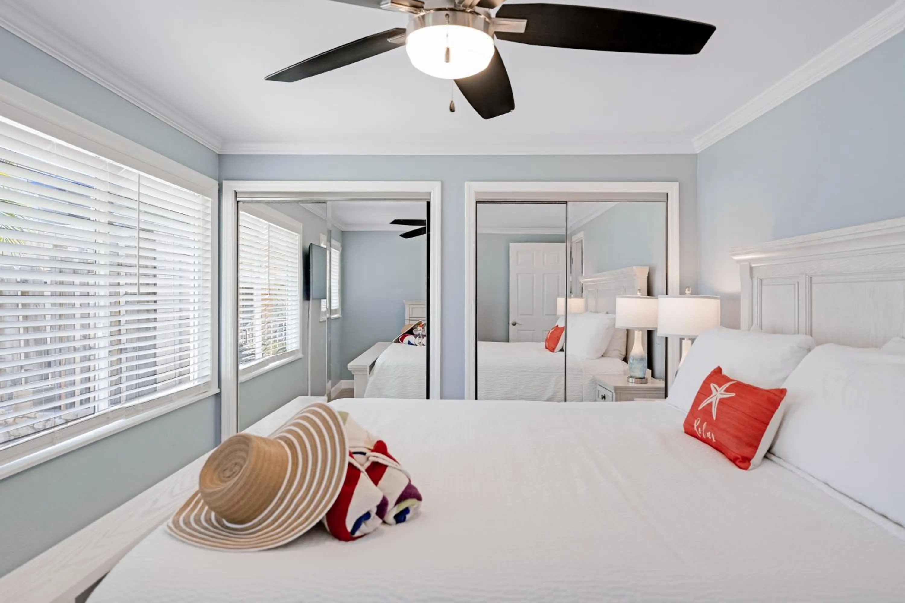 Bedroom, Bed in Tropical Beach Resorts - Sarasota