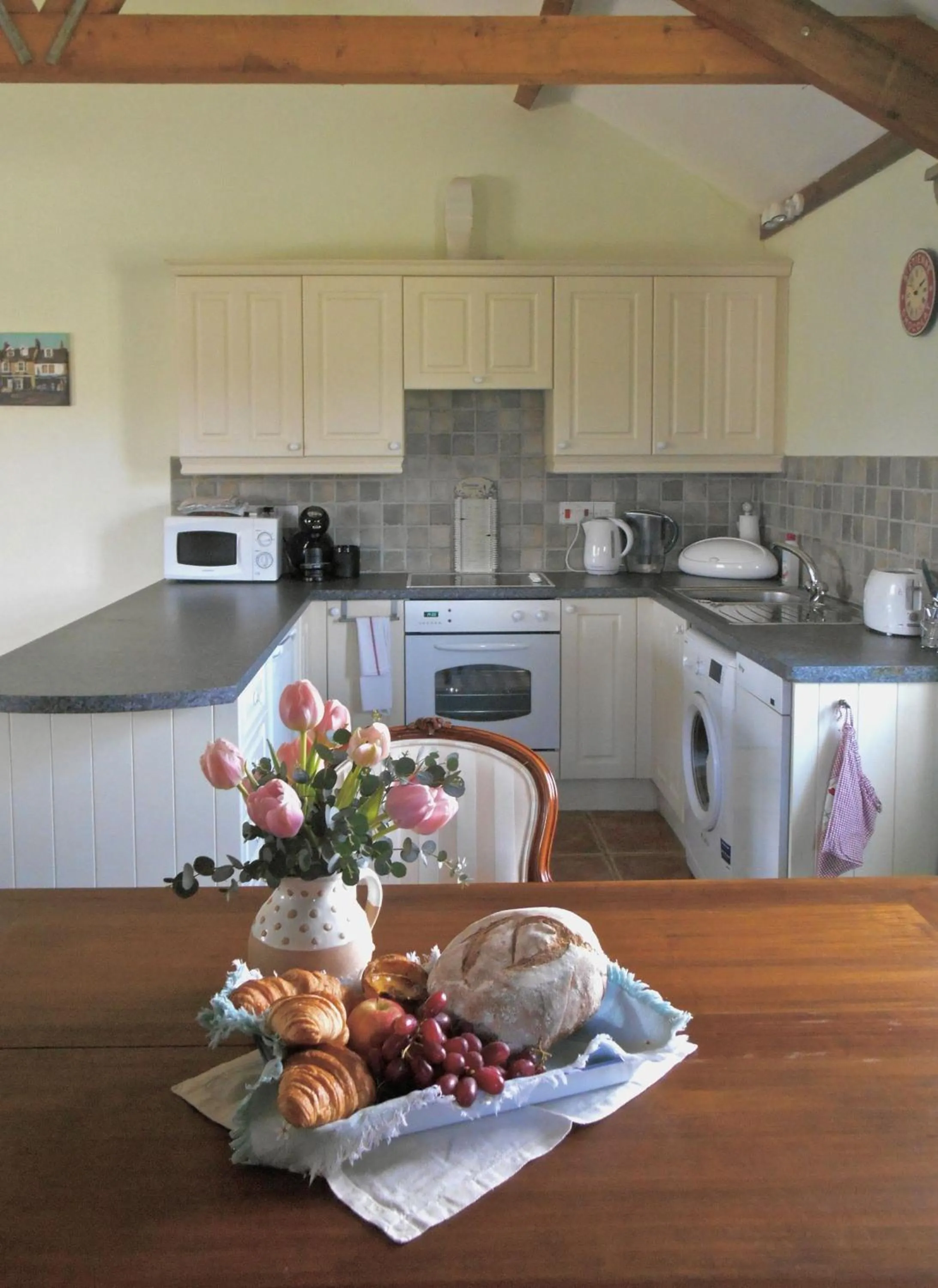 Kitchen or kitchenette in Spacious Swallow Cottage