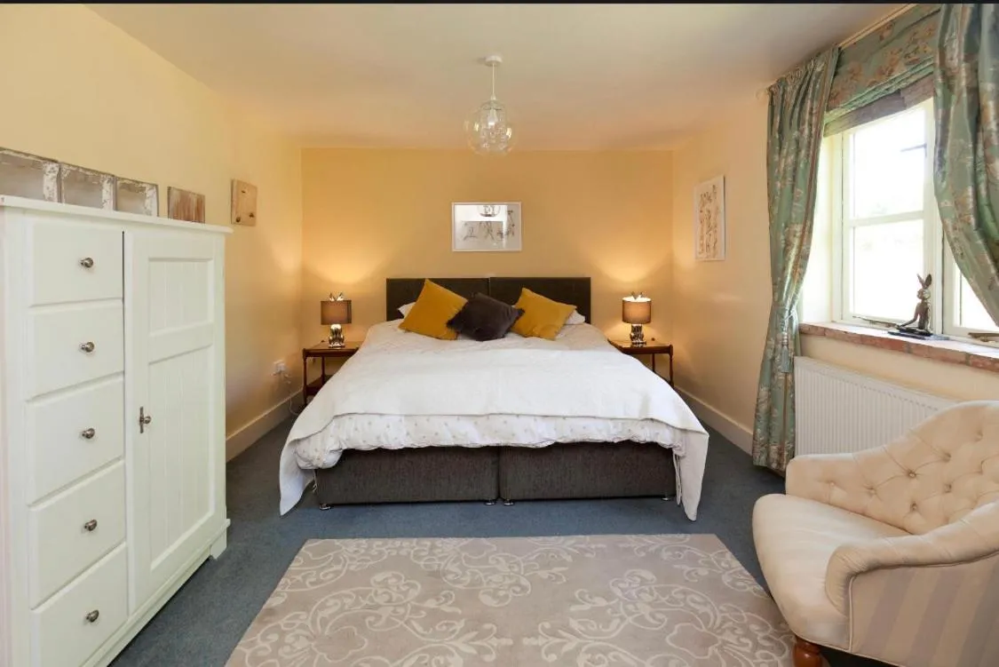 Bed in Spacious Swallow Cottage