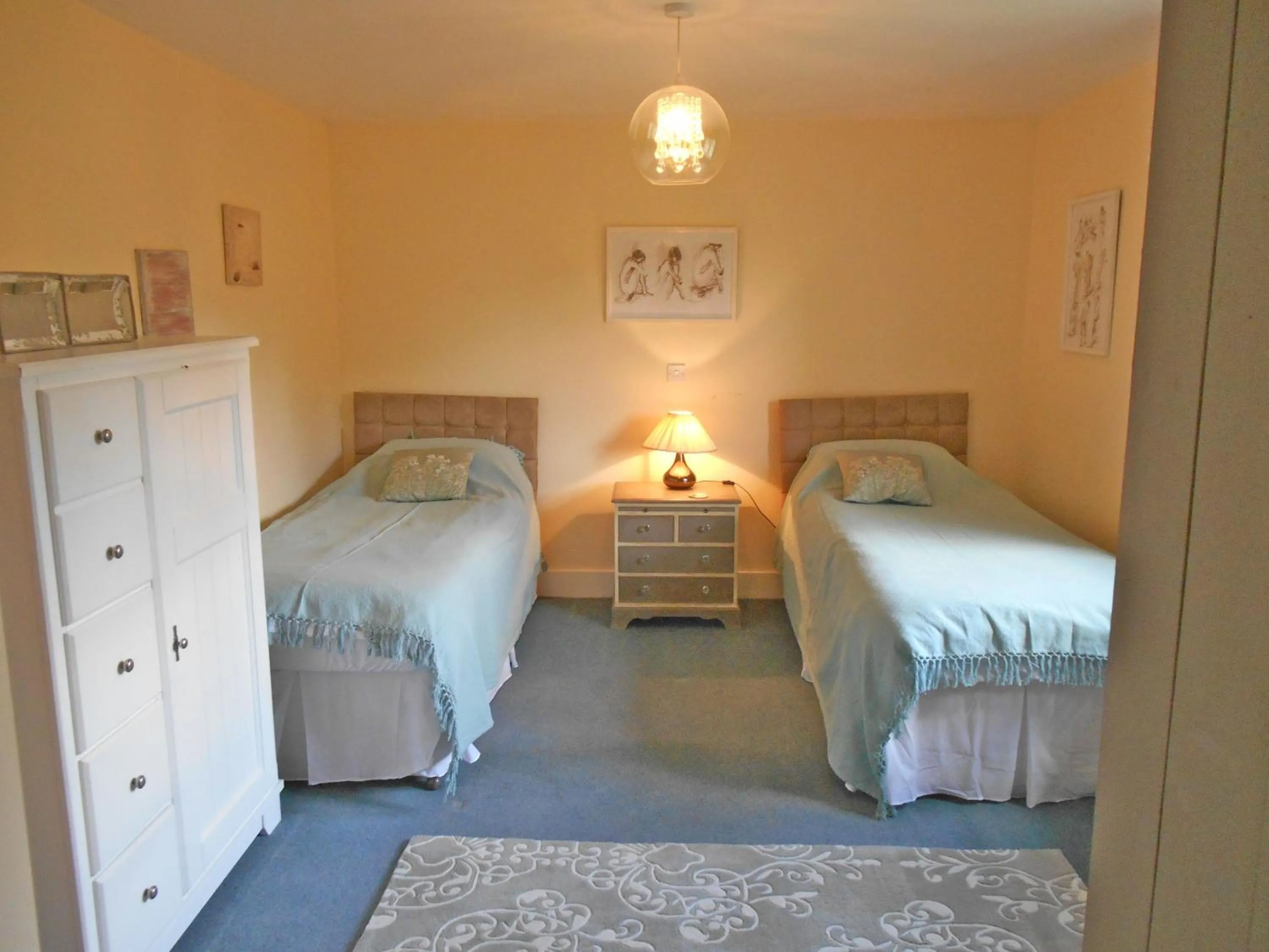 Bed in Spacious Swallow Cottage