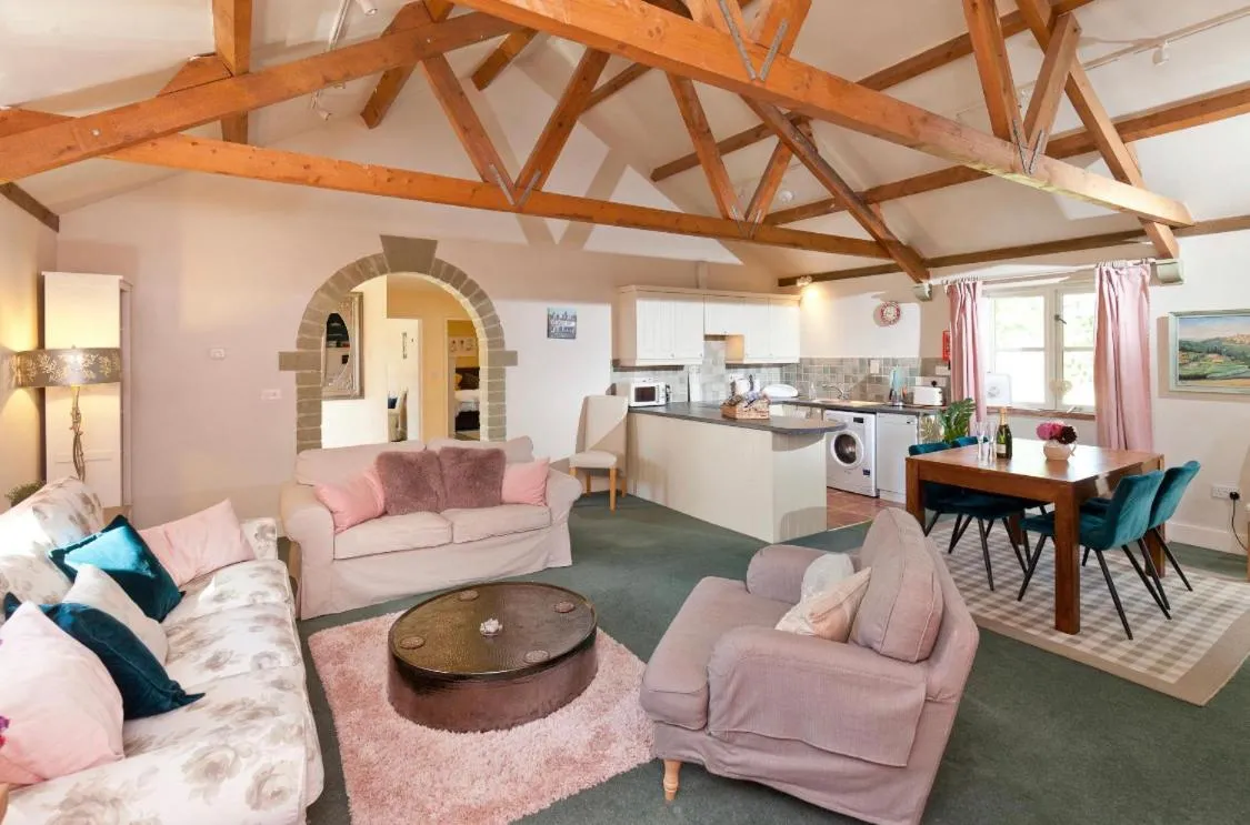Kitchen or kitchenette in Spacious Swallow Cottage