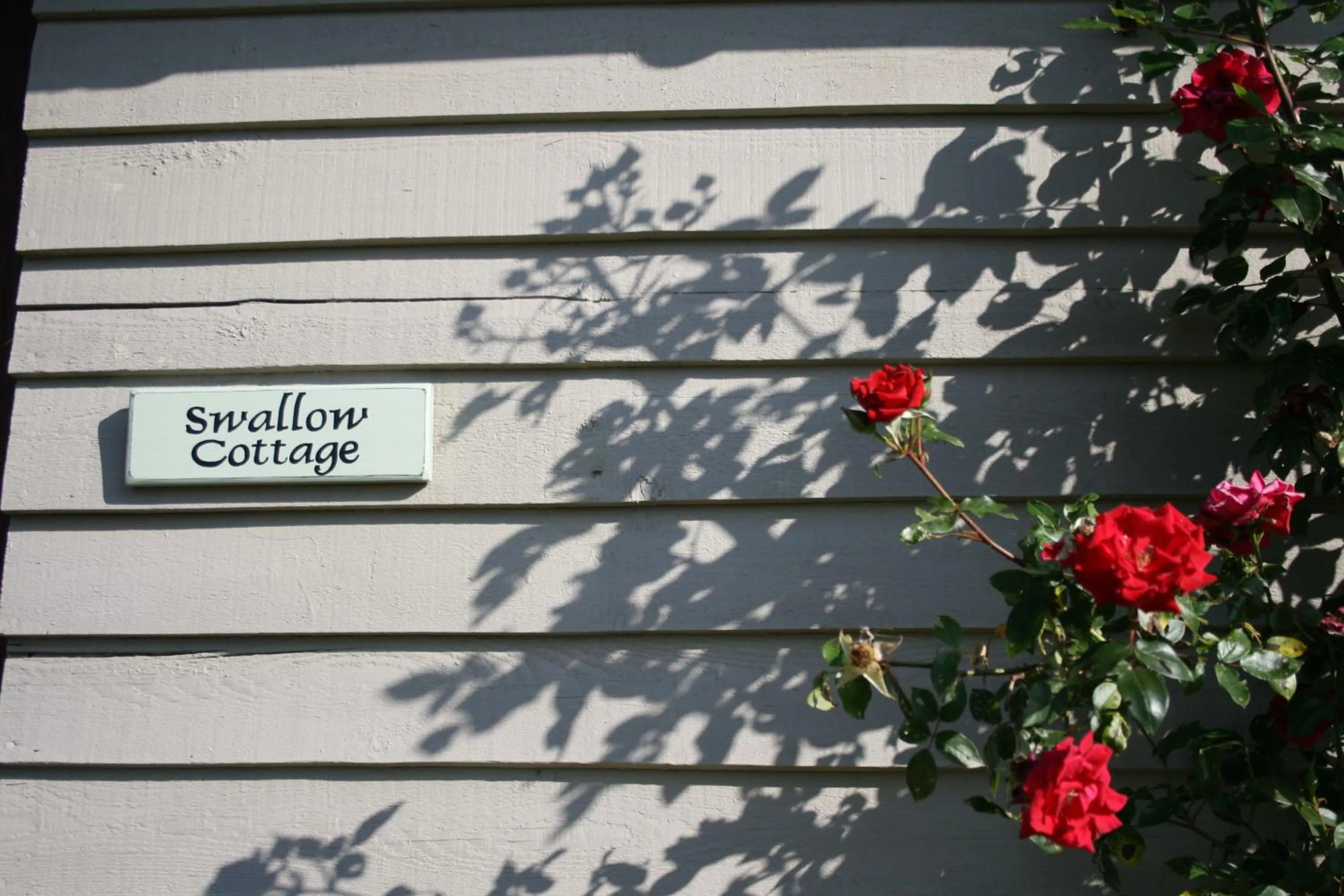 Facade/entrance in Spacious Swallow Cottage