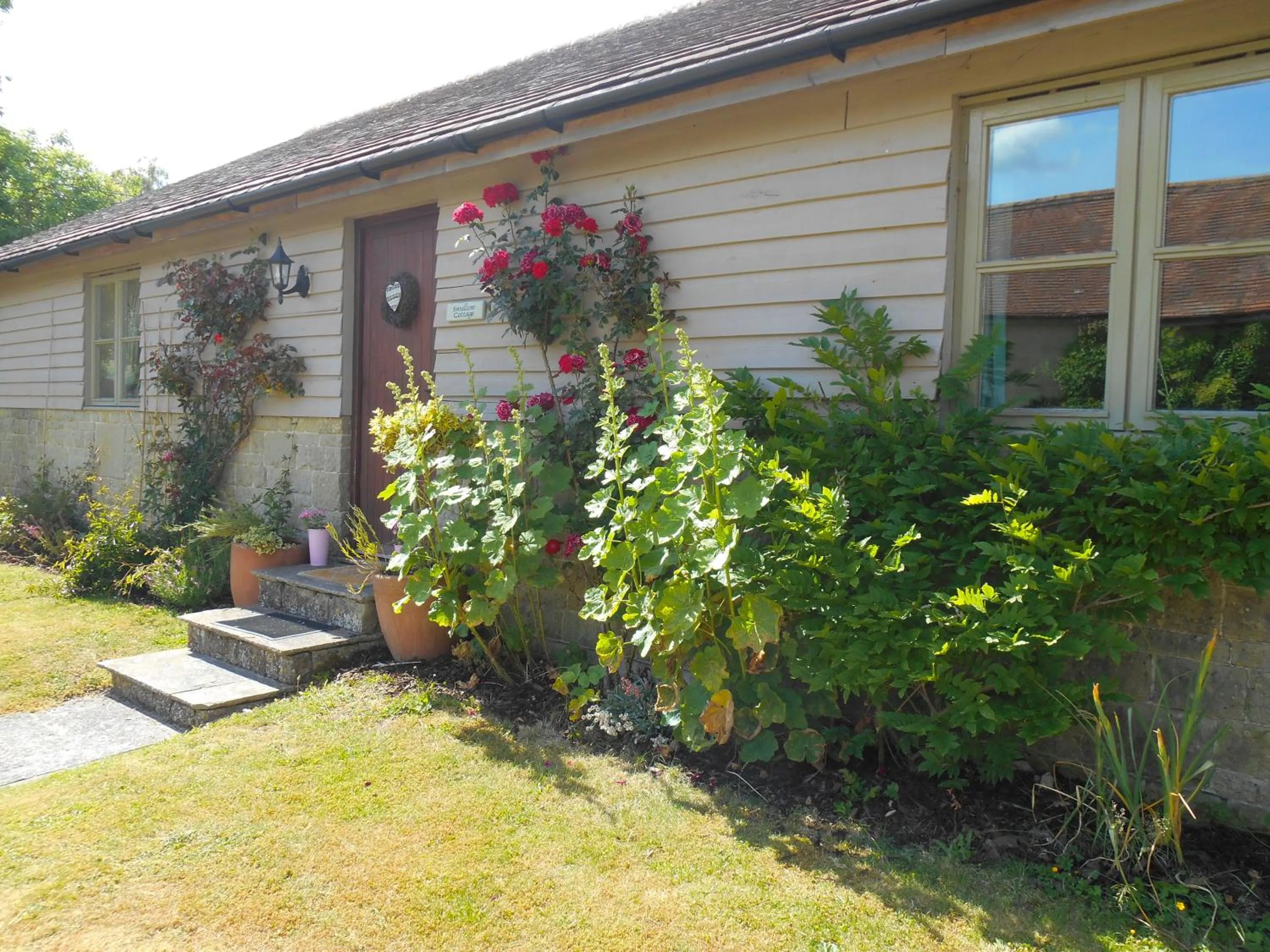 Facade/entrance in Spacious Swallow Cottage