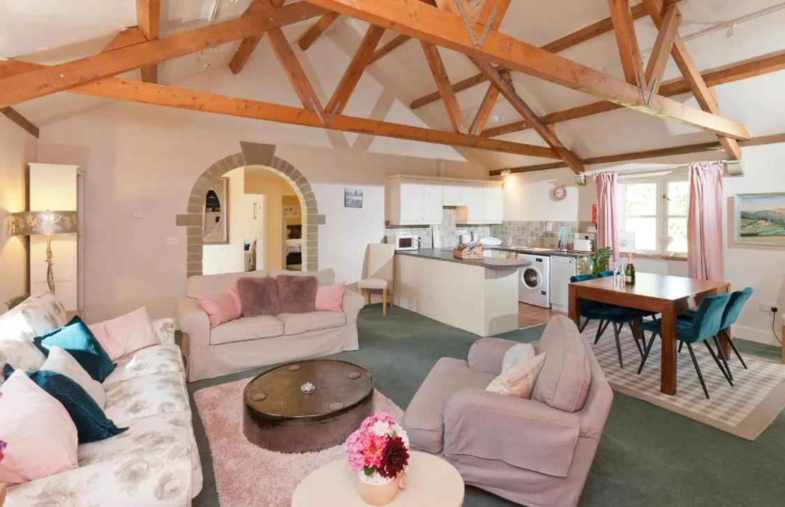 Kitchen or kitchenette in Spacious Swallow Cottage