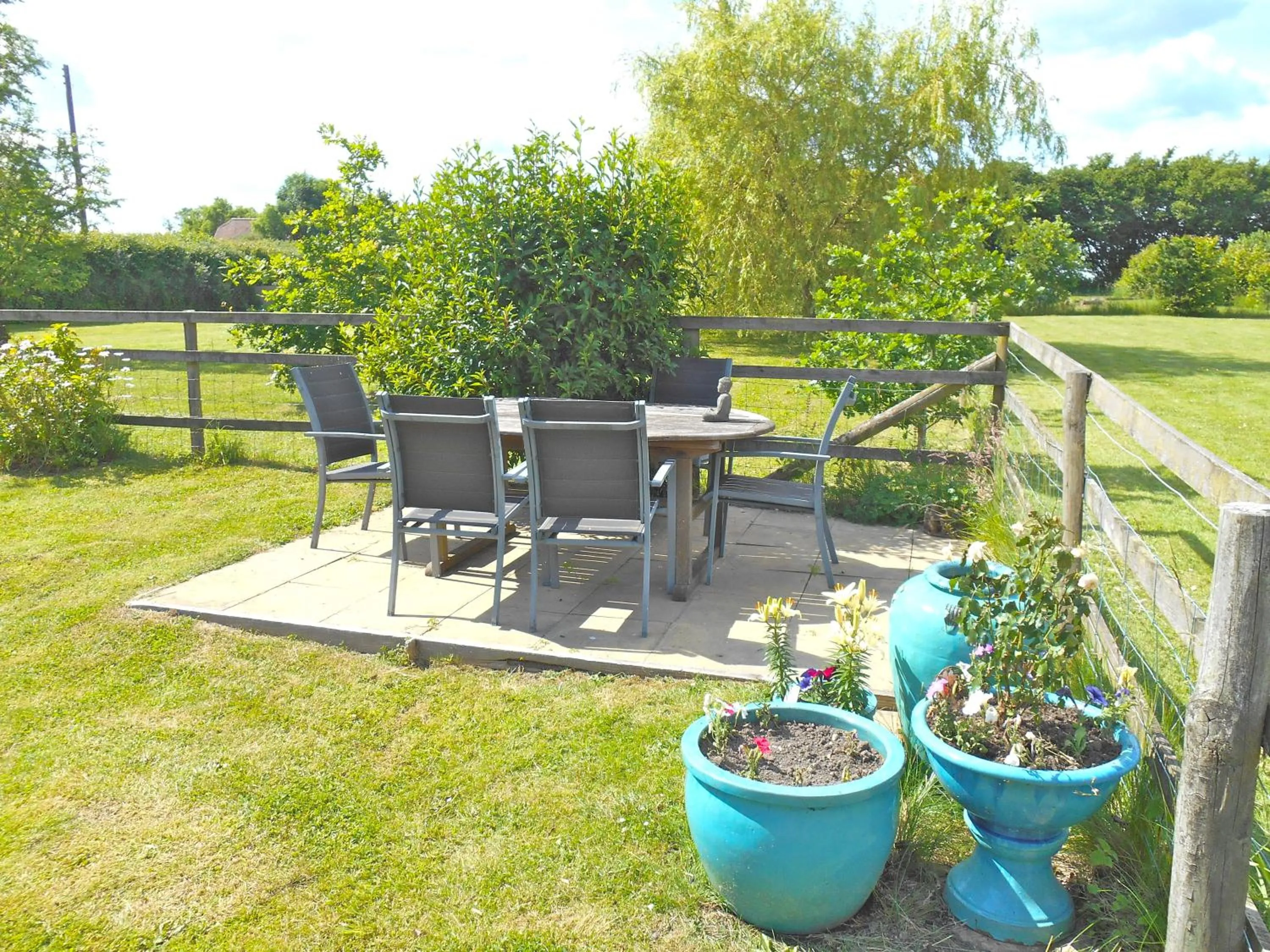 Garden in Spacious Swallow Cottage