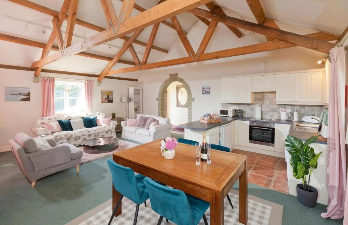 Kitchen or kitchenette in Spacious Swallow Cottage