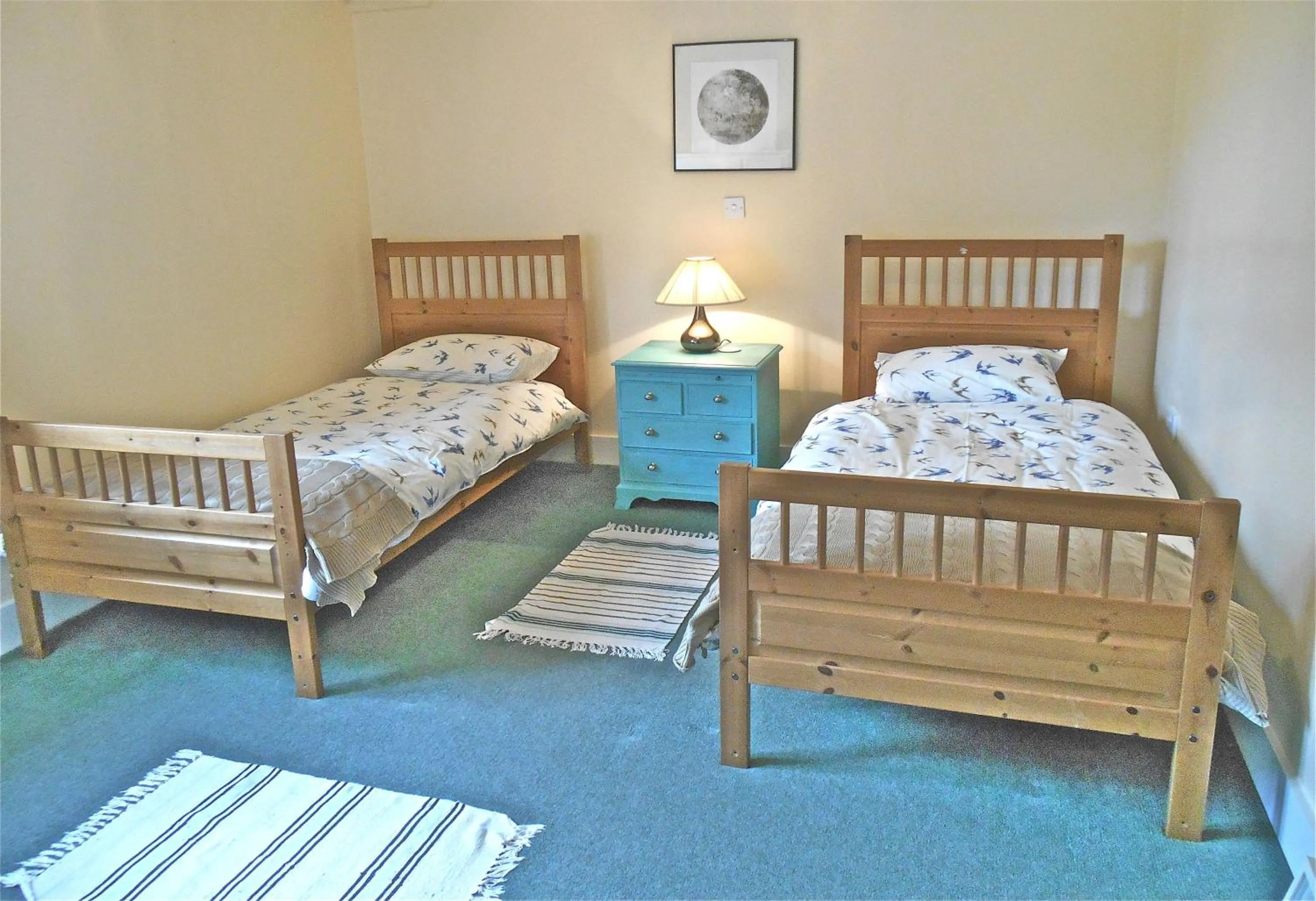 Photo of the whole room, Bed in Spacious Swallow Cottage