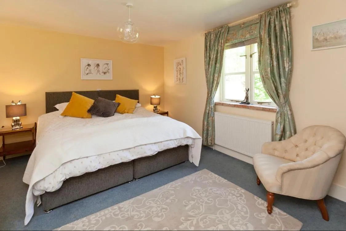 Bedroom, Bed in Spacious Swallow Cottage
