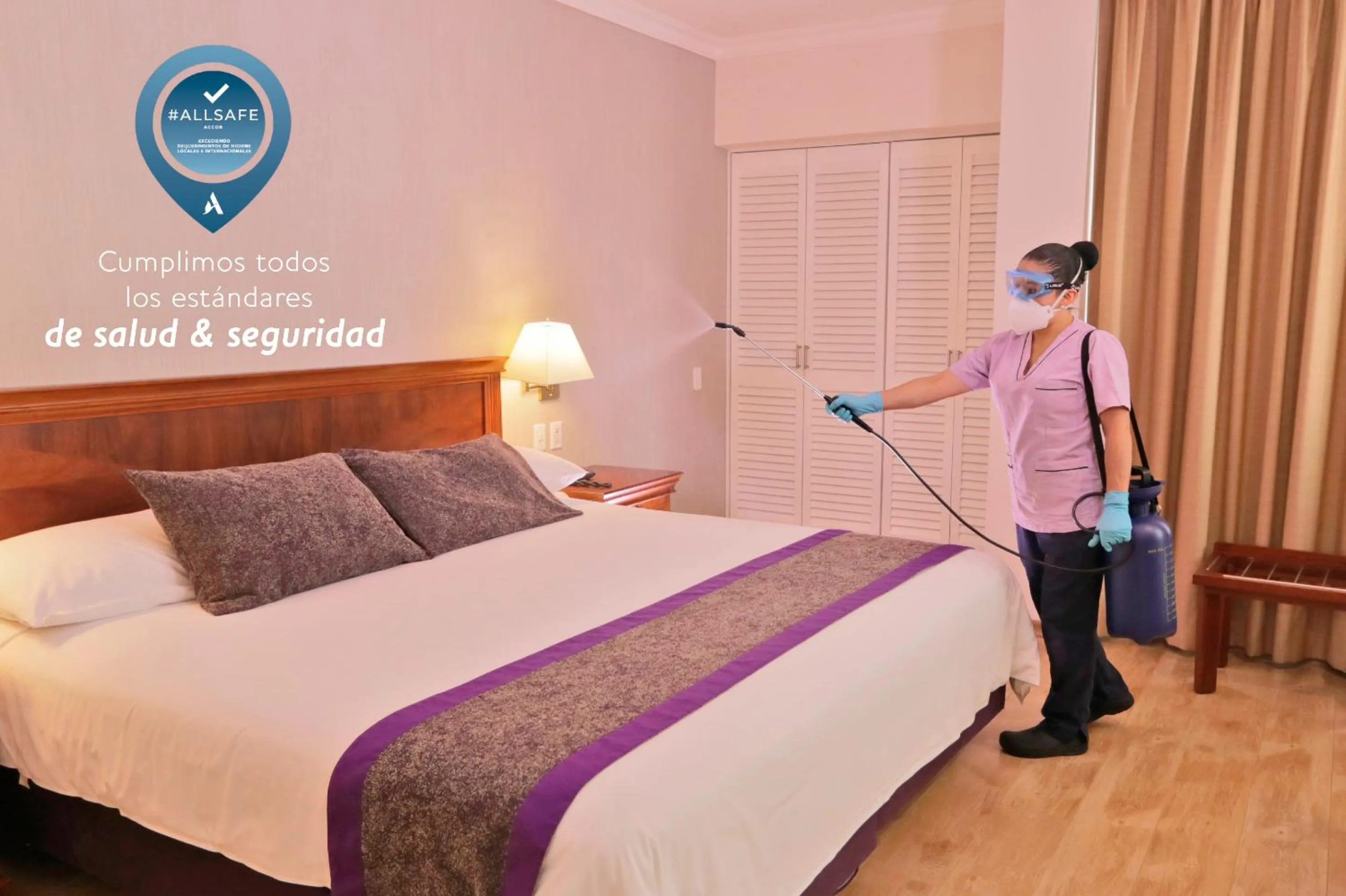 Staff, Bed in Mercure Alameda Quito