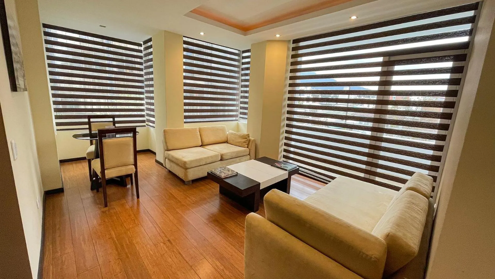 Living room, Bed in Mercure Alameda Quito