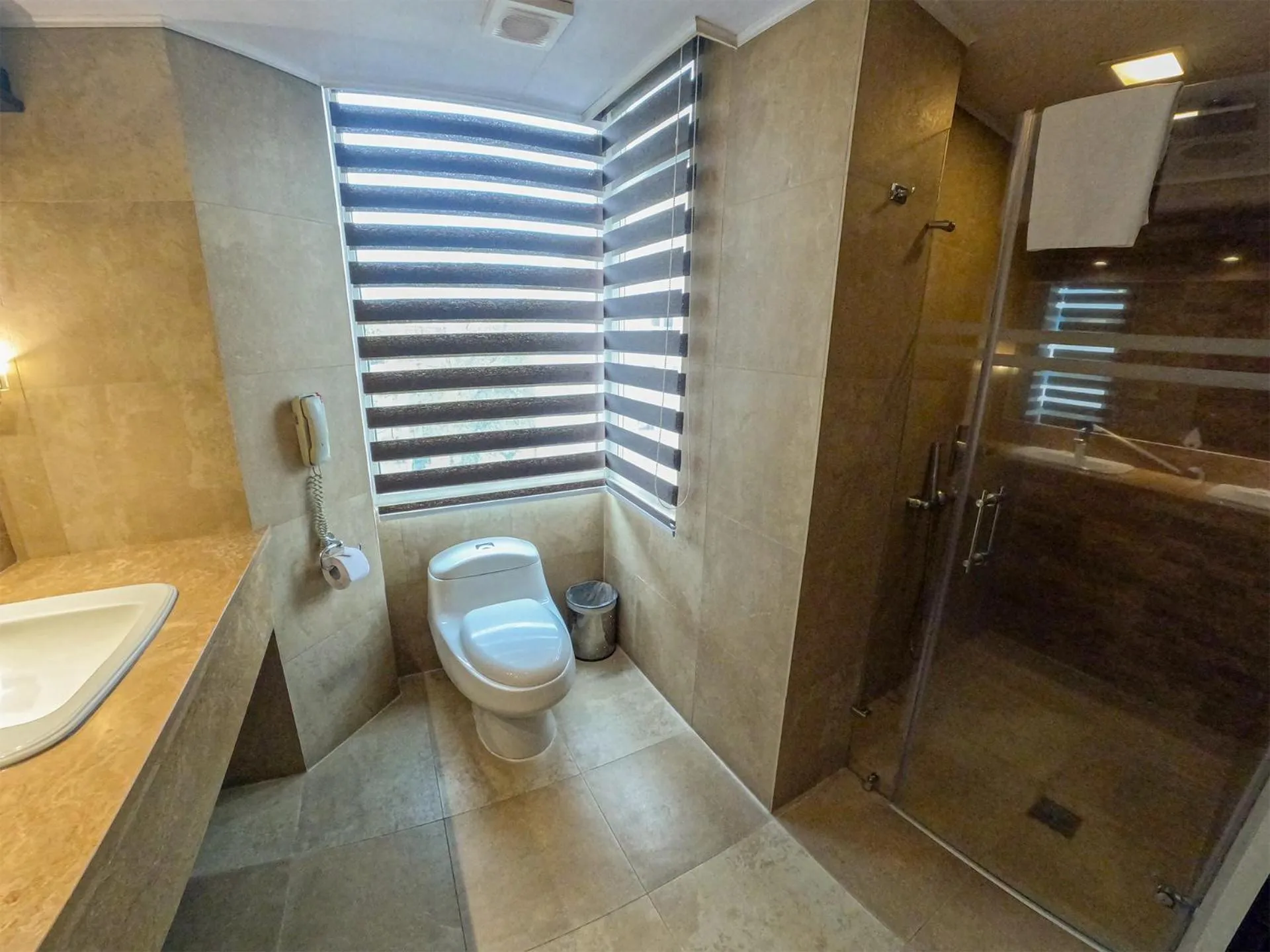 Shower in Mercure Alameda Quito