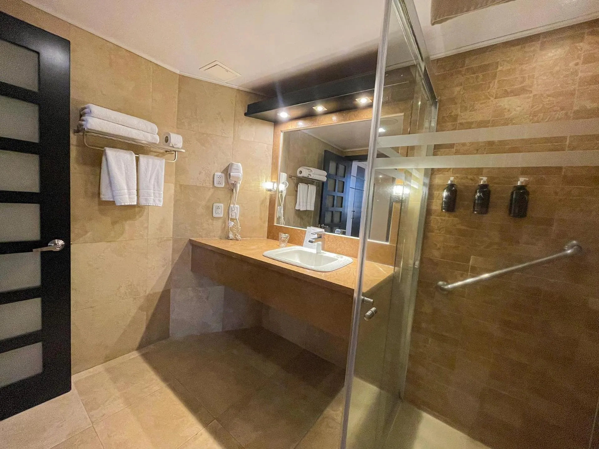 Shower in Mercure Alameda Quito