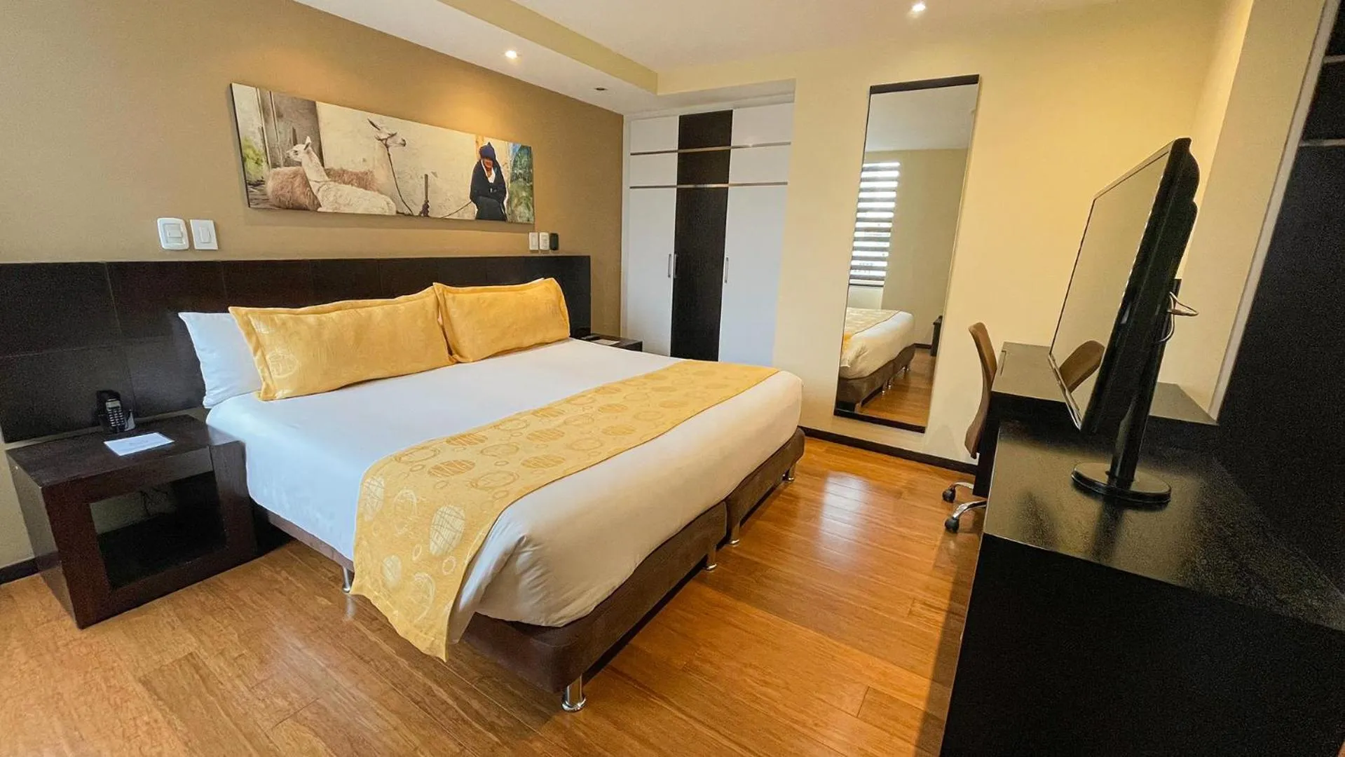 Communal lounge/ TV room, Bed in Mercure Alameda Quito