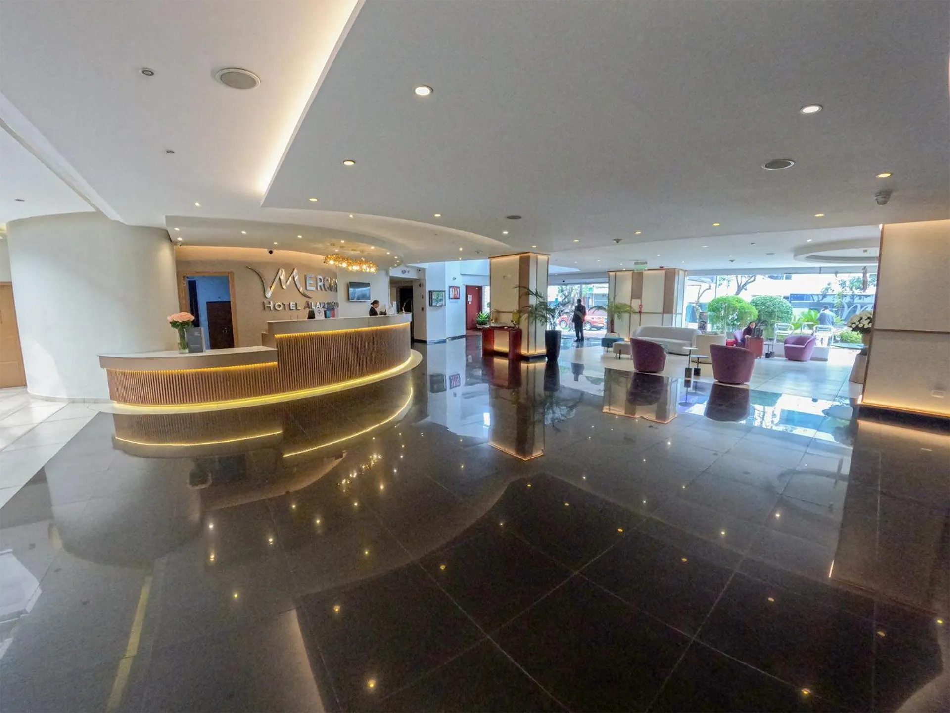 Lobby or reception in Mercure Alameda Quito