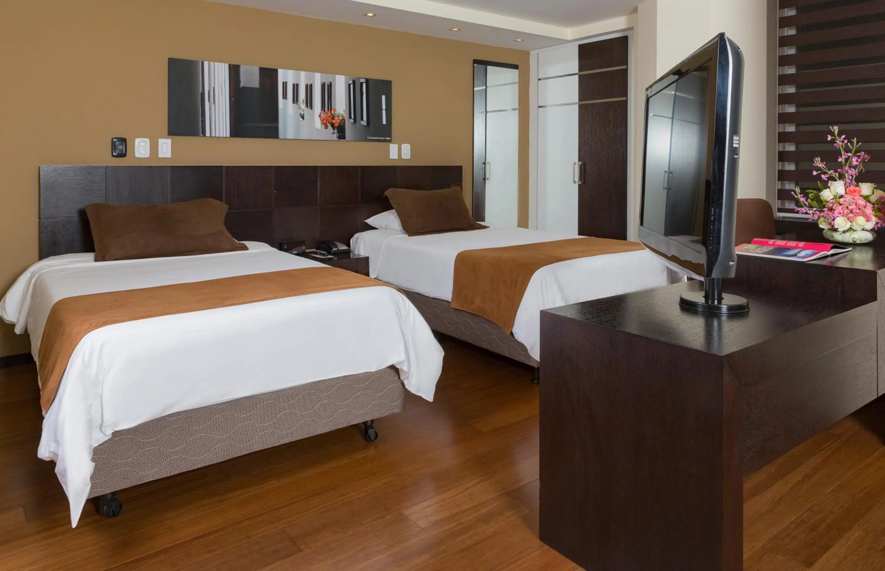 Photo of the whole room, Bed in Mercure Alameda Quito