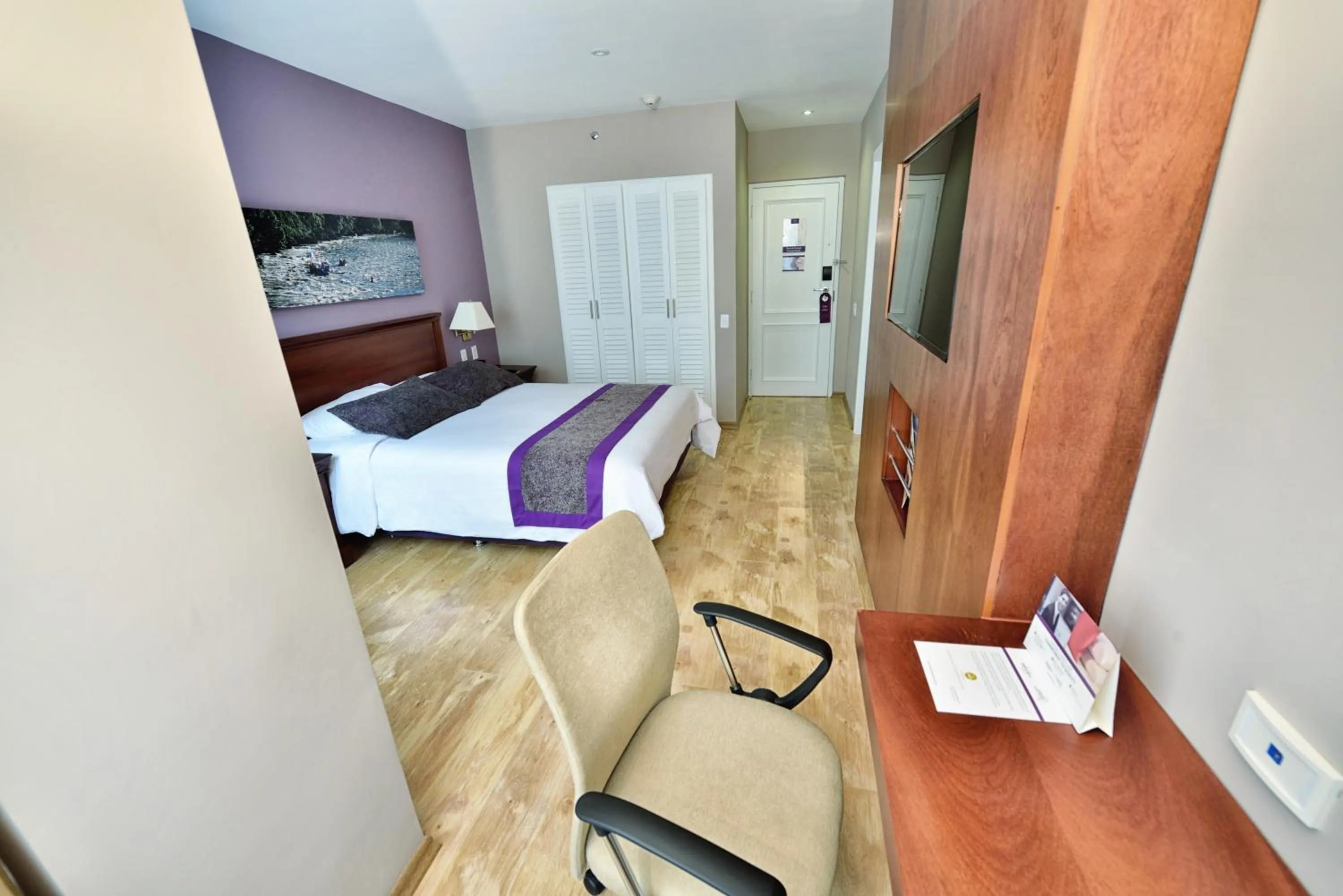 Bathroom, Bed in Mercure Alameda Quito