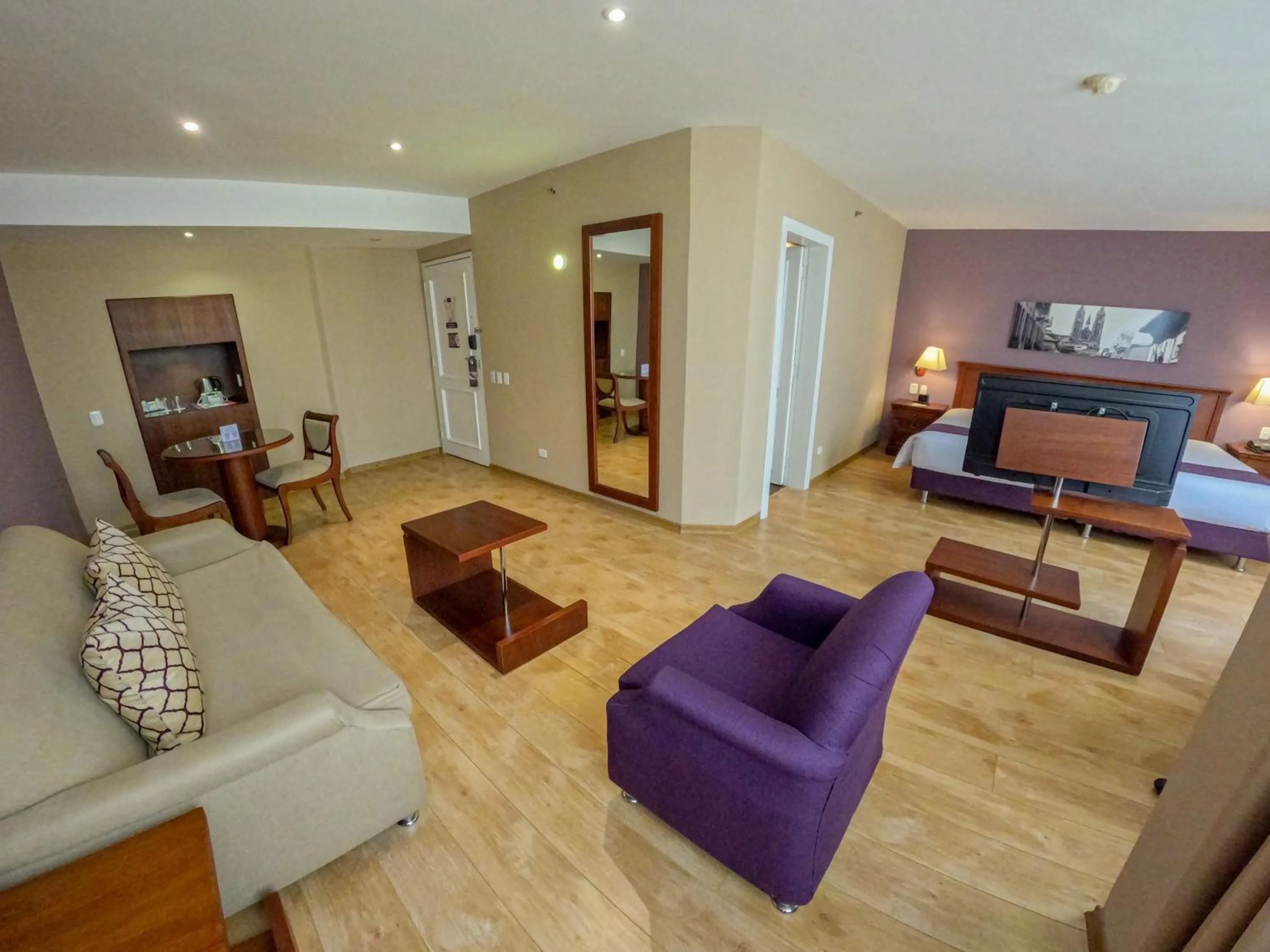 Communal lounge/ TV room in Mercure Alameda Quito