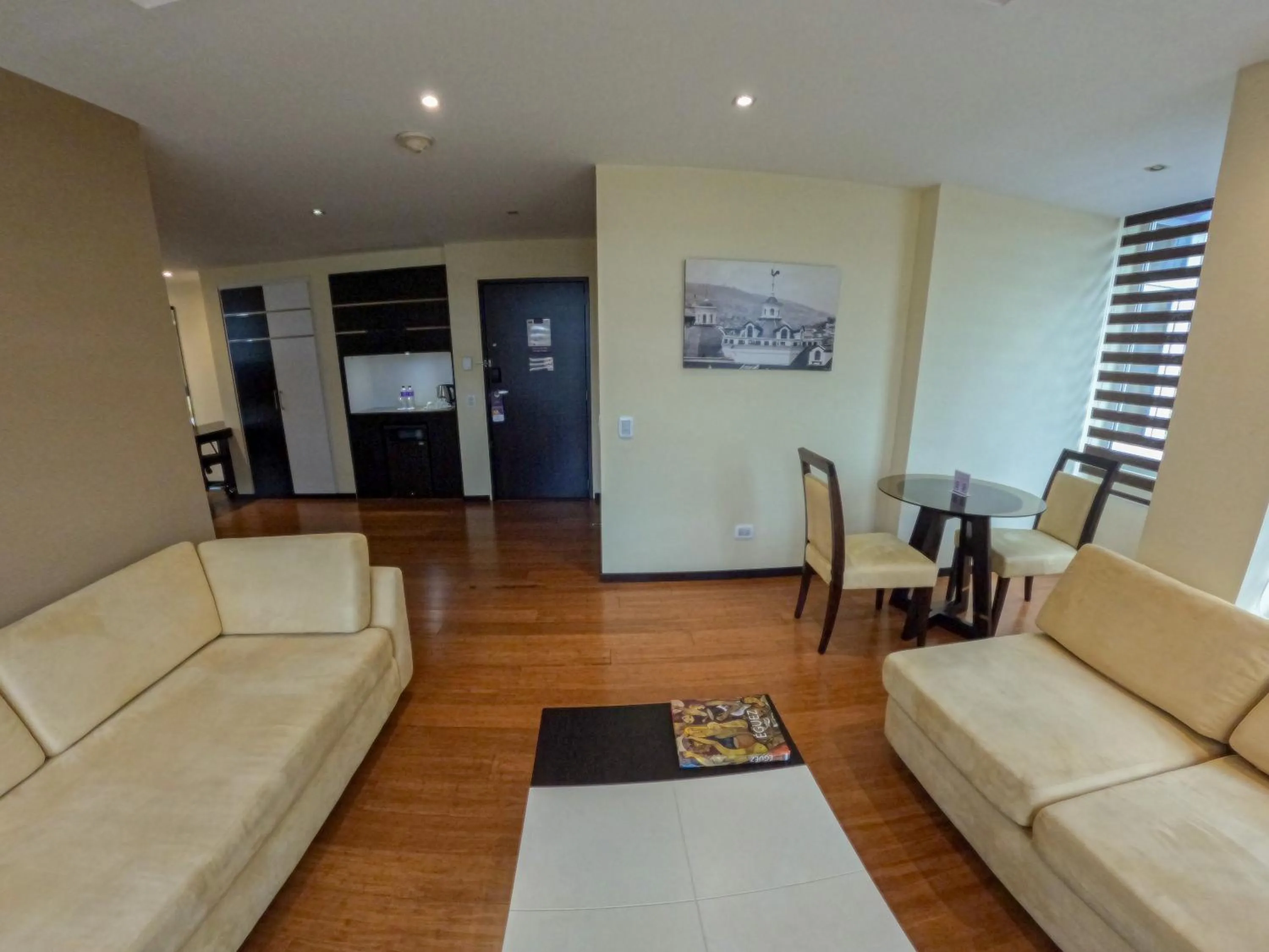 Living room in Mercure Alameda Quito