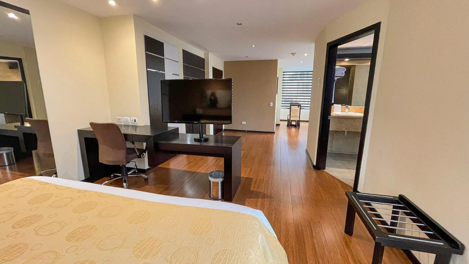 TV and multimedia, Bed in Mercure Alameda Quito