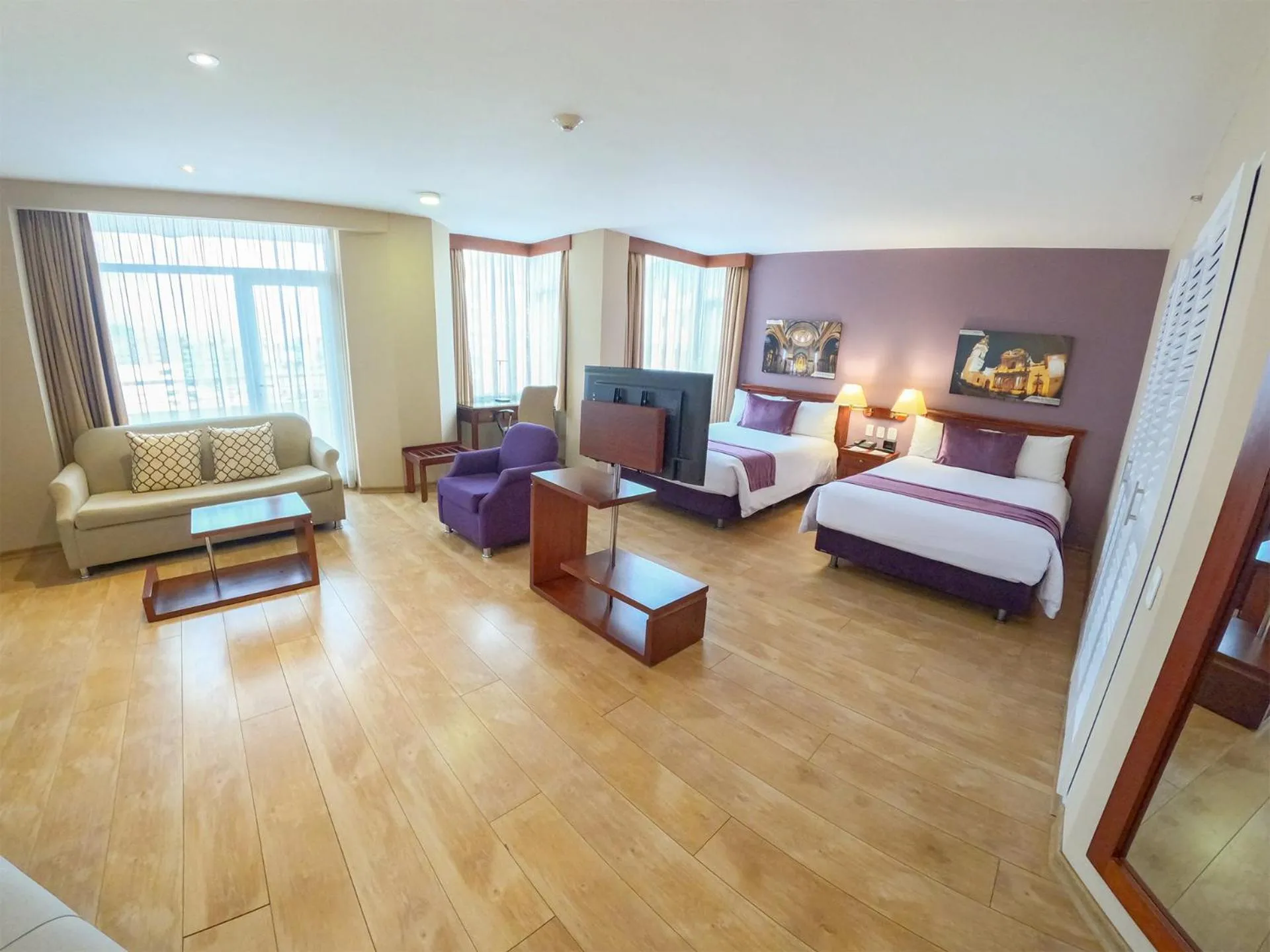 Communal lounge/ TV room, Bed in Mercure Alameda Quito