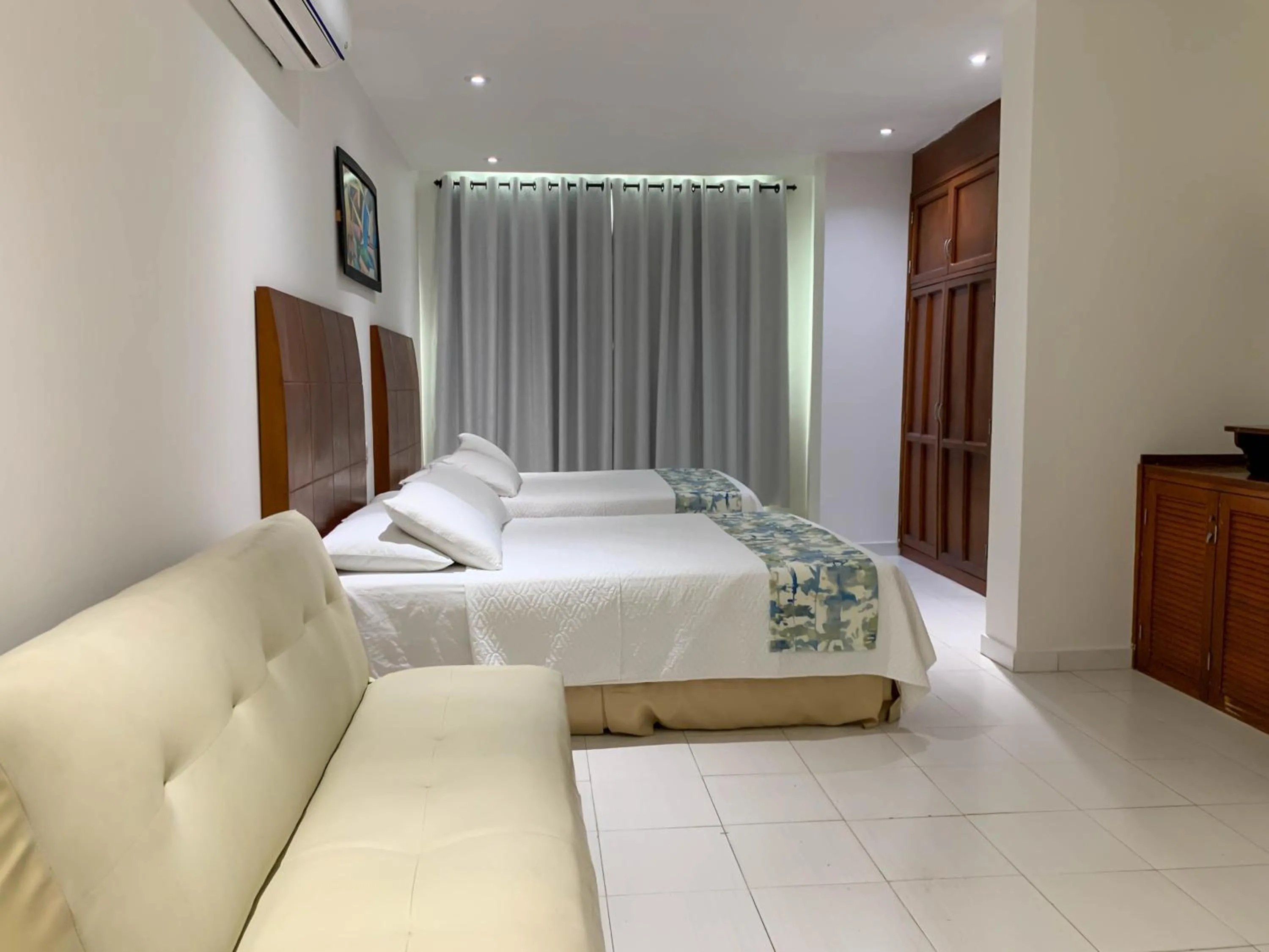 Photo of the whole room, Bed in Hotel Coral Reef Cartagena