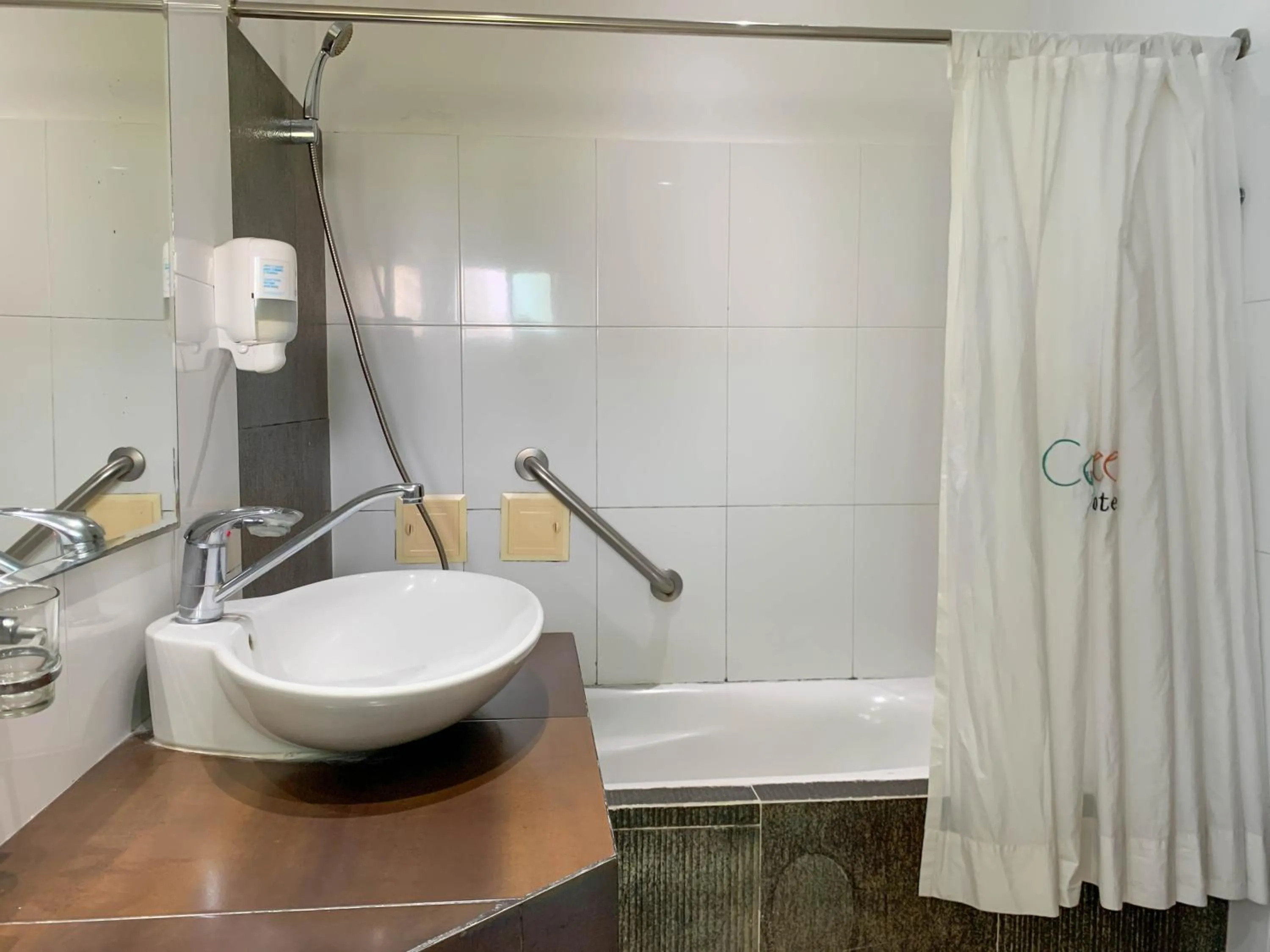 Shower in Hotel Coral Reef Cartagena