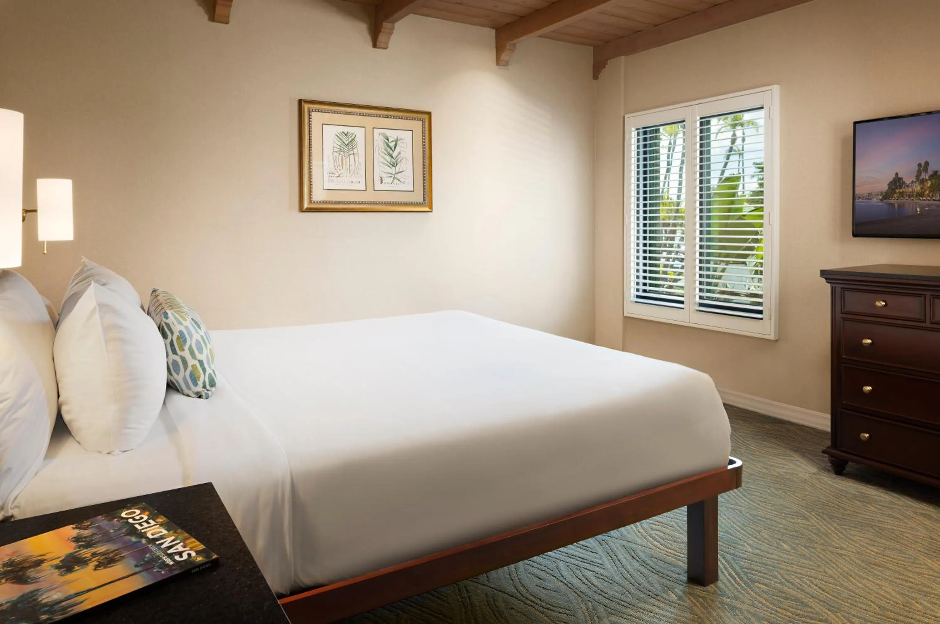 Bedroom, Bed in Bahia Resort Hotel