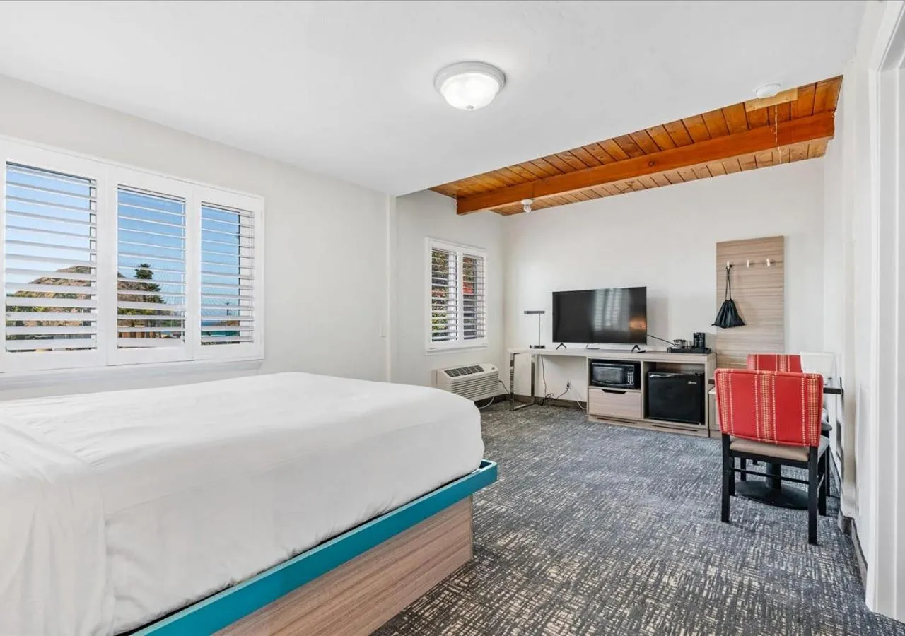 Photo of the whole room, Bed in Pacific Shores Inn - Morro Bay