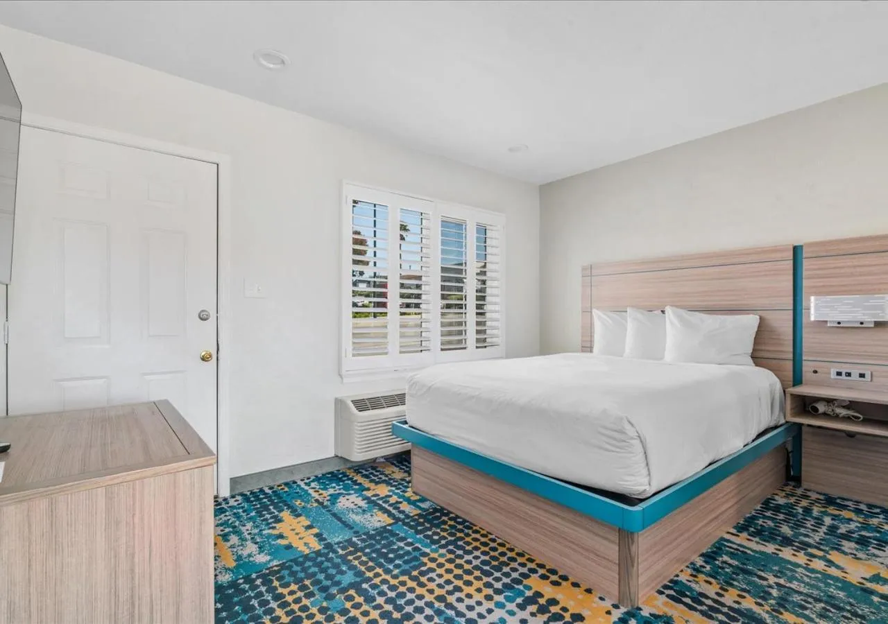 Bedroom, Bed in Pacific Shores Inn - Morro Bay