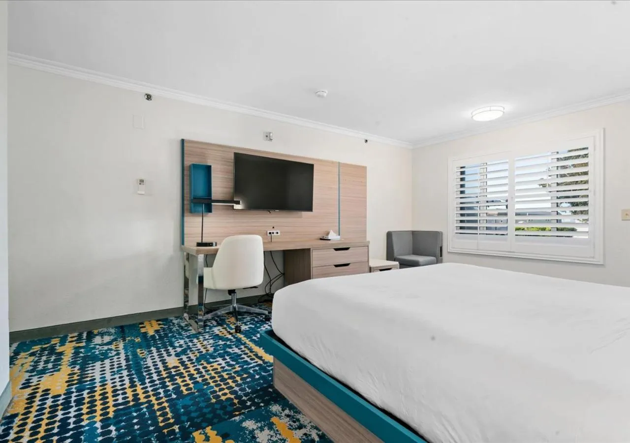 Bed in Pacific Shores Inn - Morro Bay