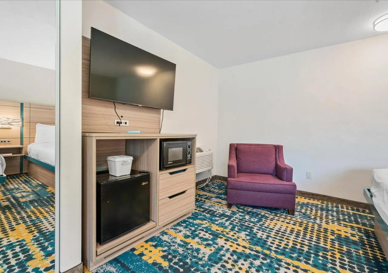 TV and multimedia in Pacific Shores Inn - Morro Bay