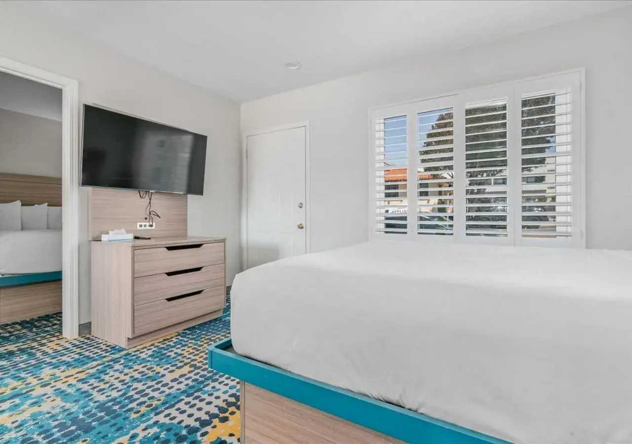 TV and multimedia, Bed in Pacific Shores Inn - Morro Bay TV and multimedia, Bed in Pacific Shores Inn - Morro Bay