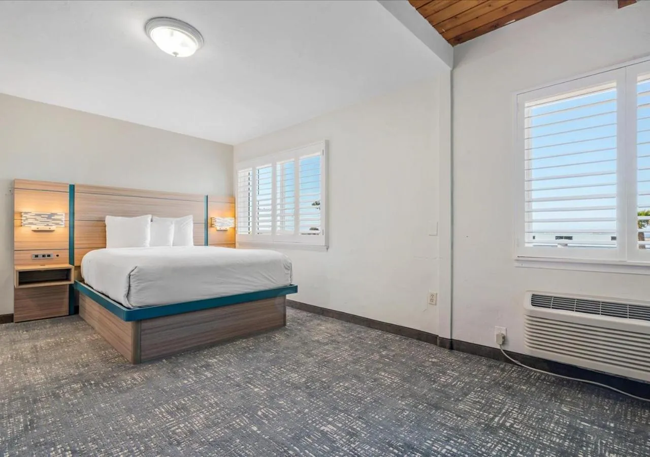 Photo of the whole room, Bed in Pacific Shores Inn - Morro Bay