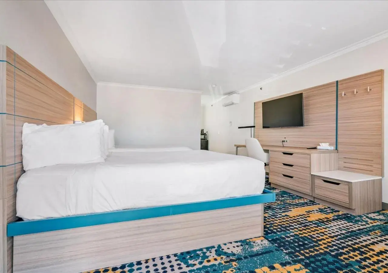 Bed in Pacific Shores Inn - Morro Bay Bed in Pacific Shores Inn - Morro Bay