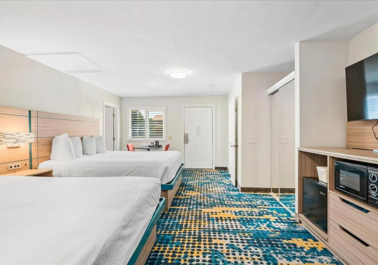 Photo of the whole room, Bed in Pacific Shores Inn - Morro Bay