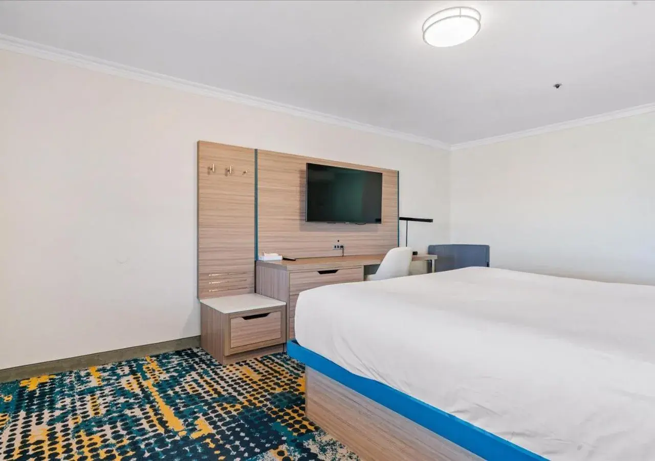 Bed in Pacific Shores Inn - Morro Bay Bed in Pacific Shores Inn - Morro Bay