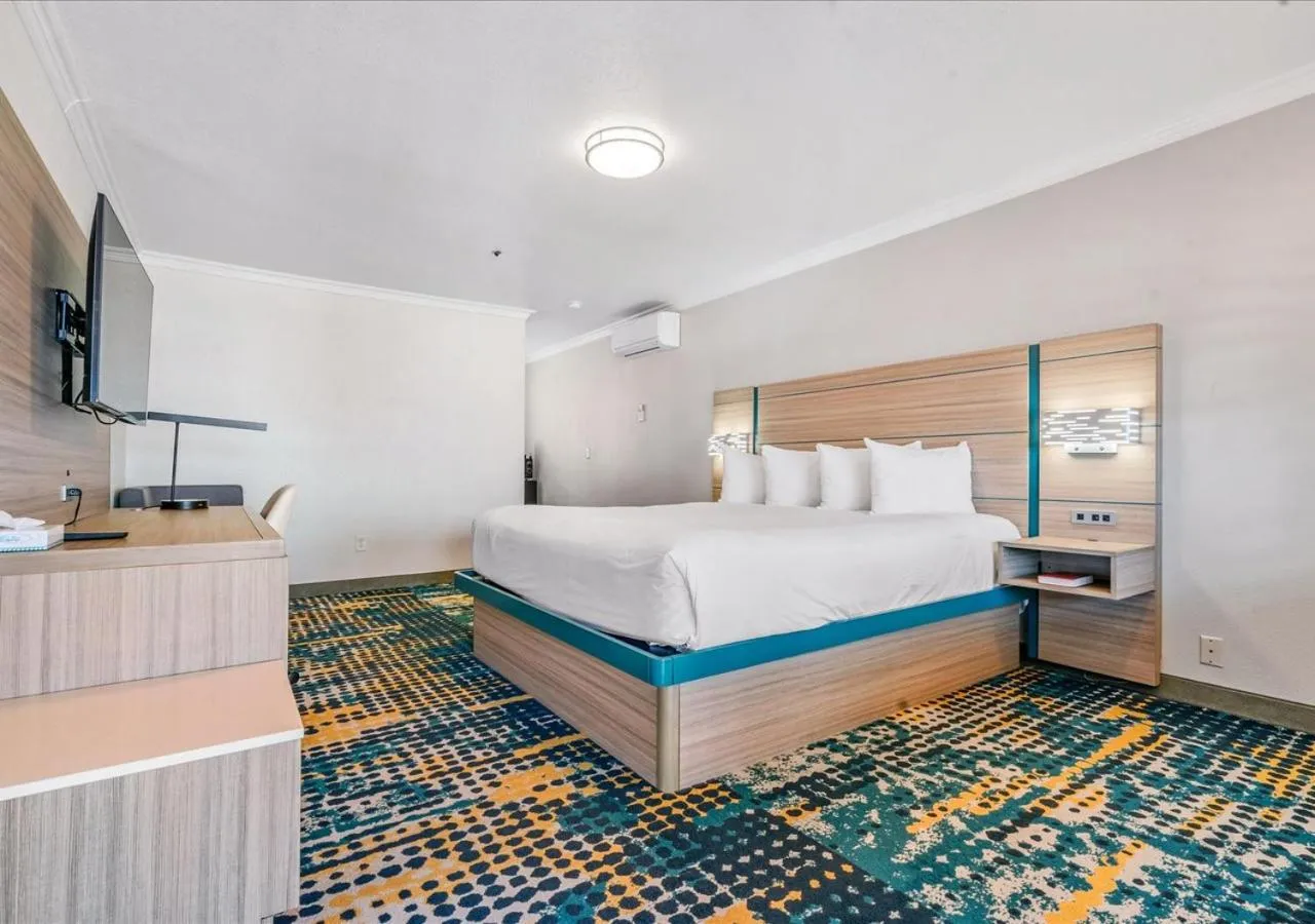 Photo of the whole room, Bed in Pacific Shores Inn - Morro Bay