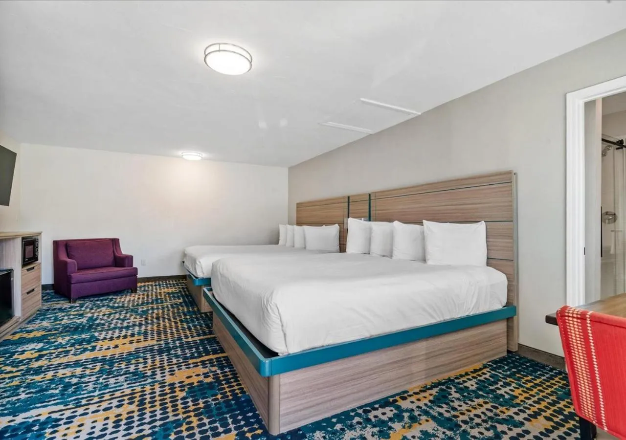 Bed in Pacific Shores Inn - Morro Bay